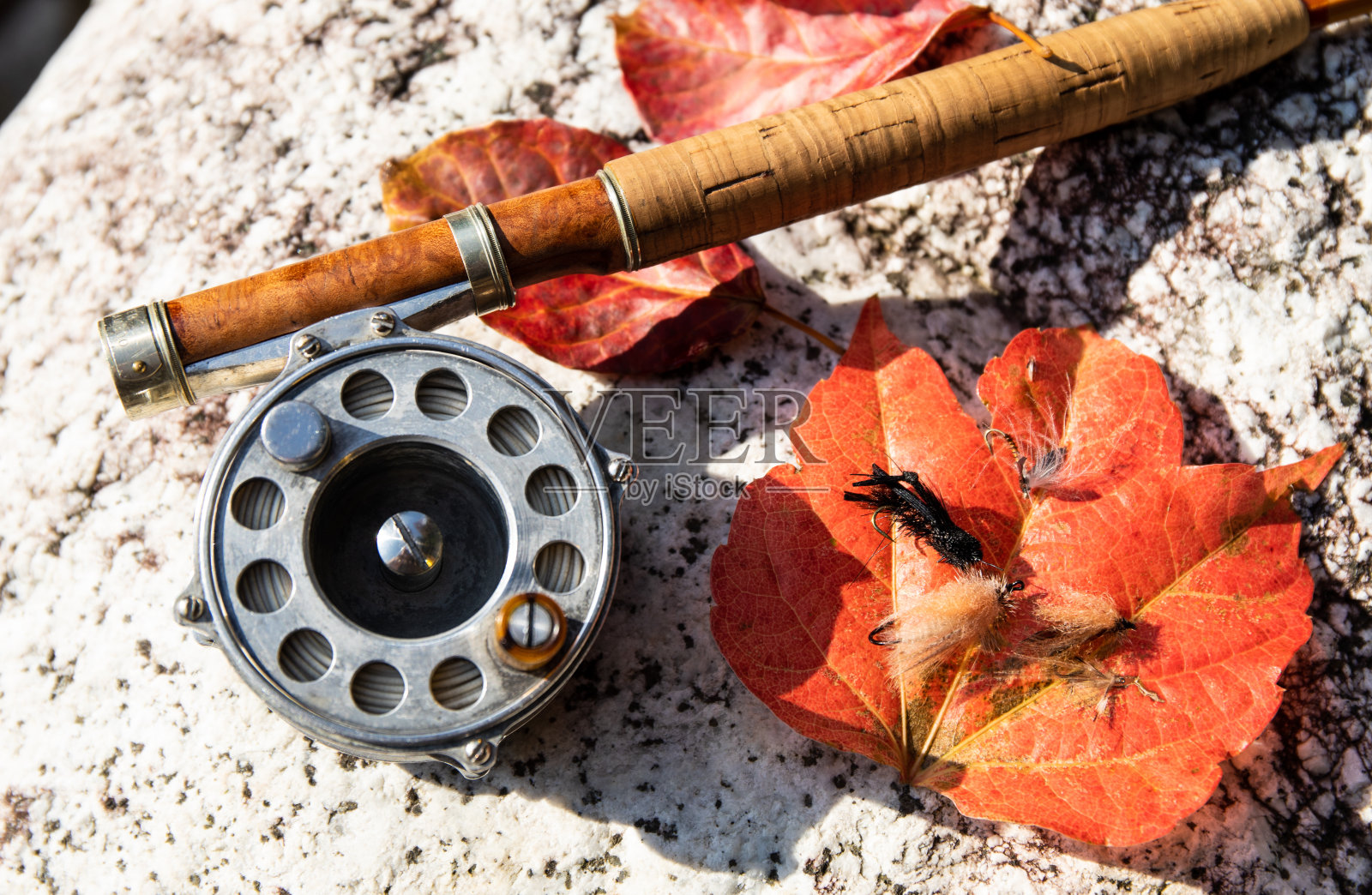 在岩石上飞钓竿和卷轴照片摄影图片