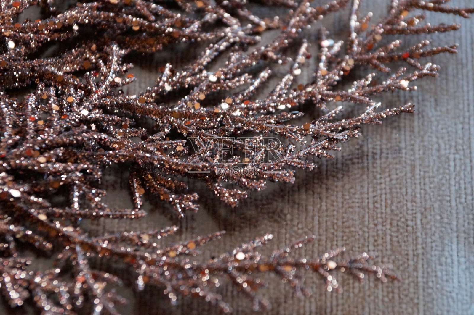 在棕色背景上的棕色镀金树枝作为圣诞空白照片摄影图片