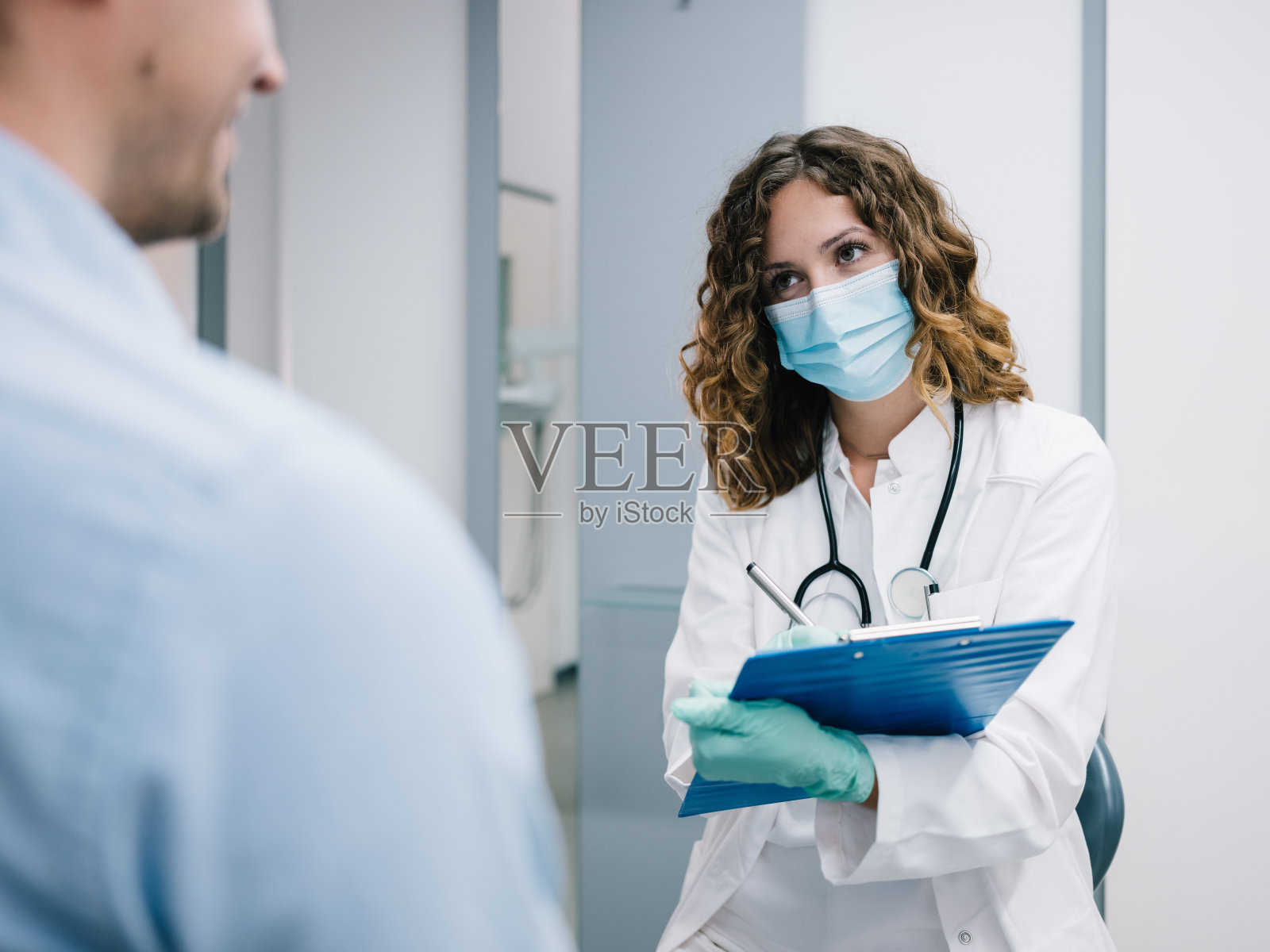 年轻的医生正在接受治疗照片摄影图片