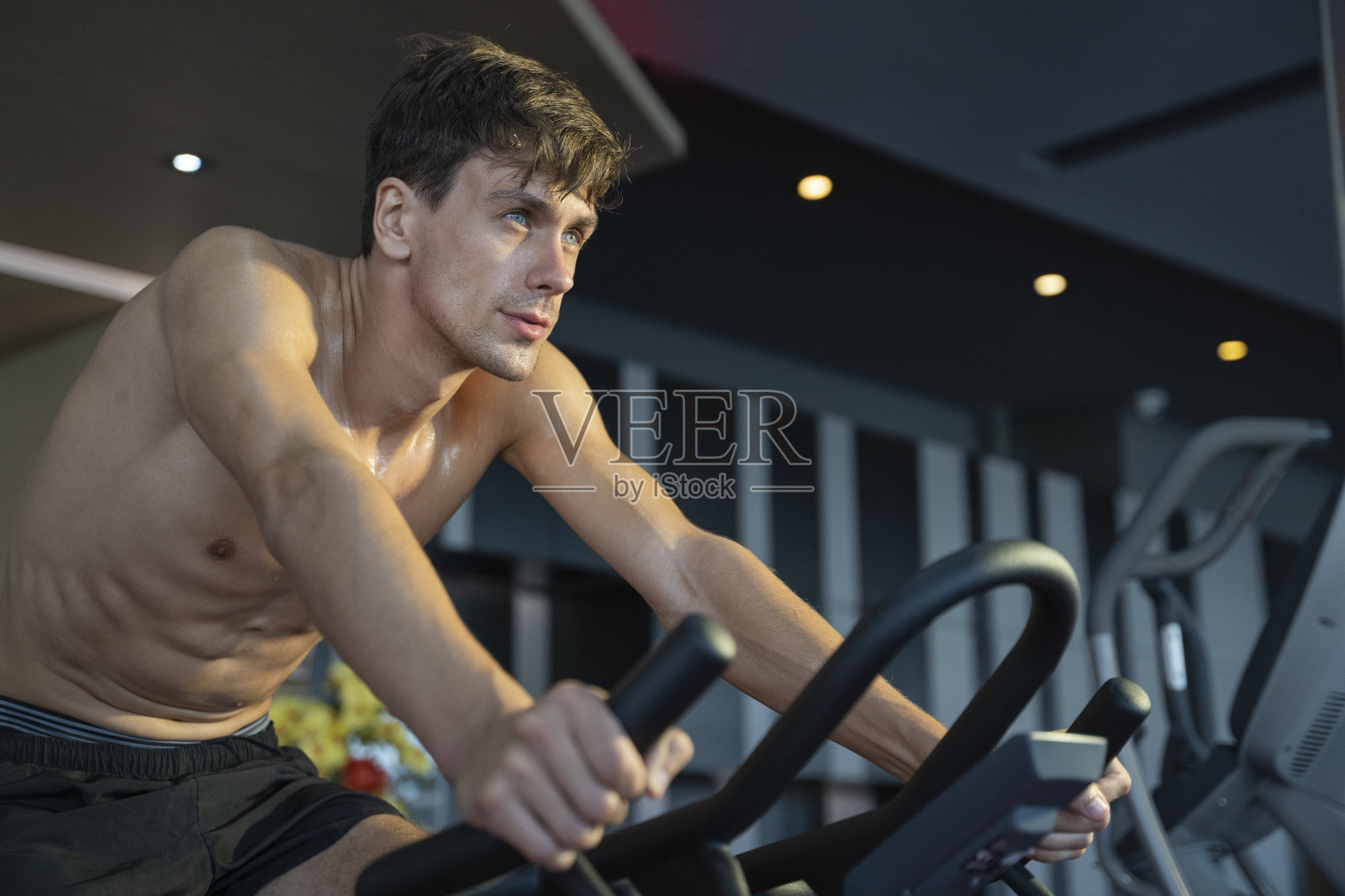 在健身房上健身课的男人的肖像。照片摄影图片