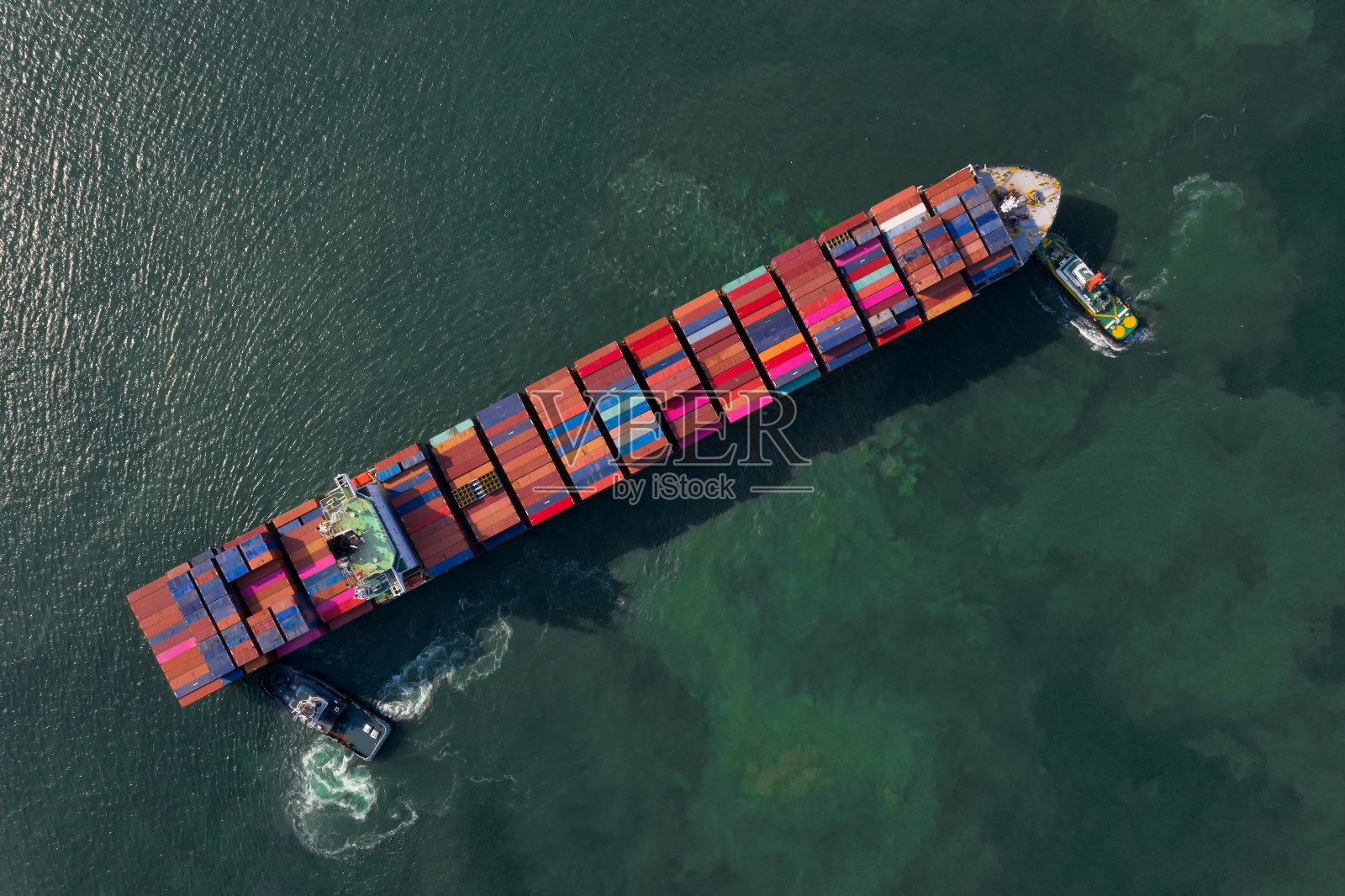 集装箱、集装箱船的进出口业务和物流。用起重机将货物运到港口。国际水运公司。鸟瞰图和俯视图。照片摄影图片