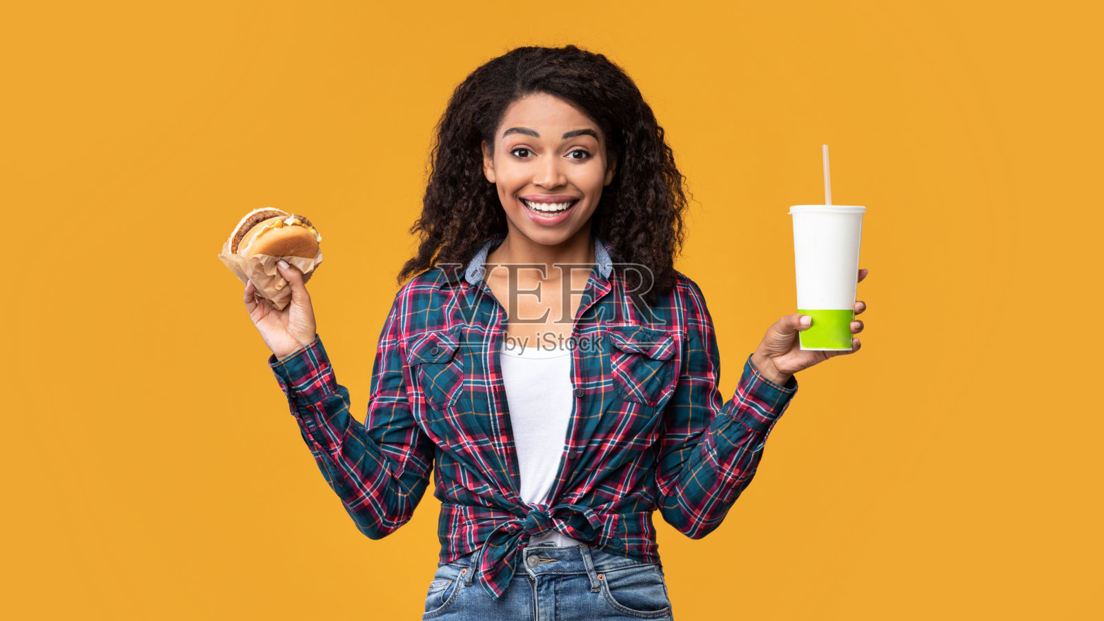 滑稽的非裔美国女士拿着汉堡和饮料照片摄影图片