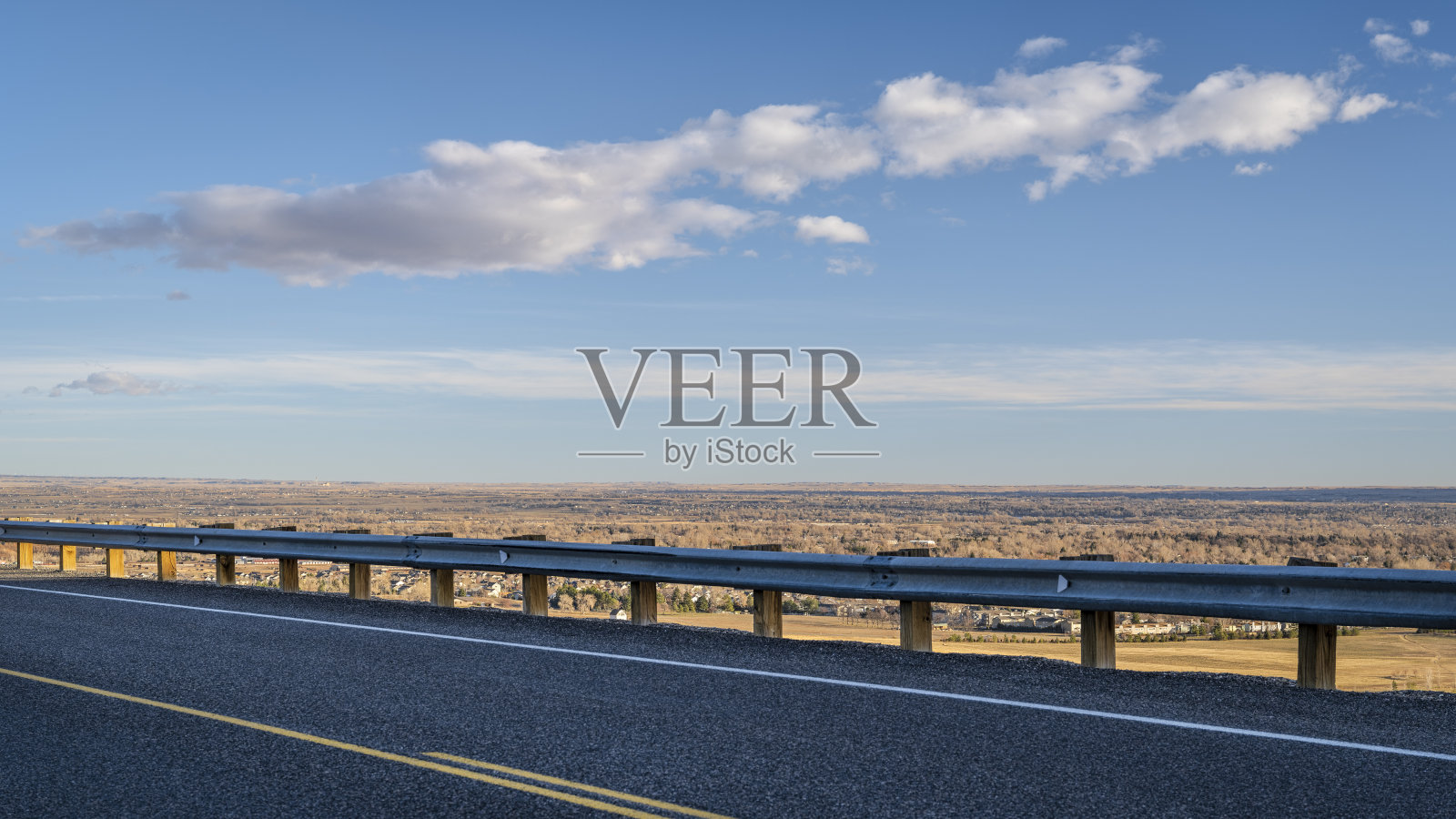 在科罗拉多山麓的高速公路上可以看到平原照片摄影图片