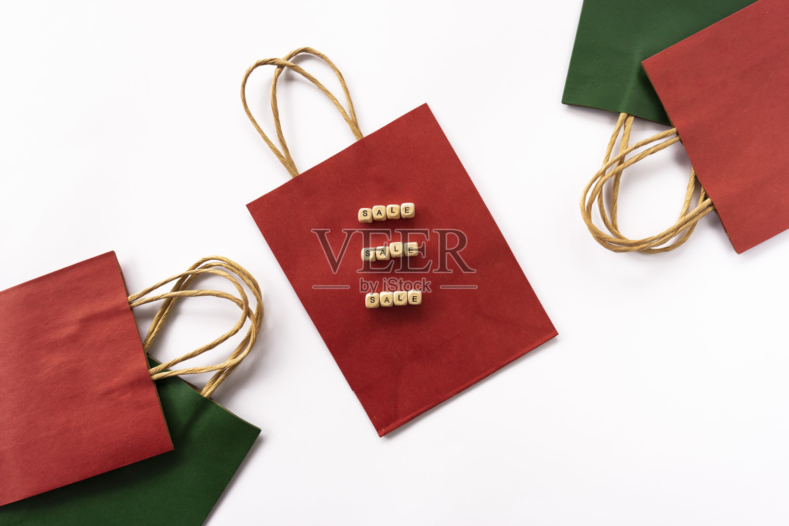 彩色的工艺纸袋躺在白色的背景。出售。“黑色星期五”的概念。本空间照片摄影图片