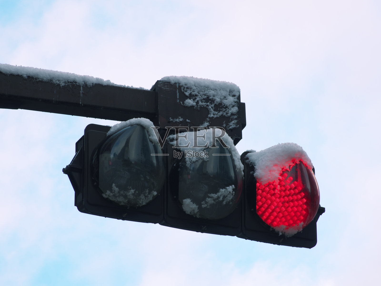 日本北海道，大雪覆盖了交通信号灯照片摄影图片