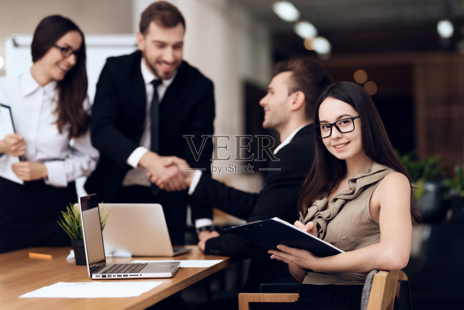 公司的领导在会议期间与另一名员工握手。照片摄影图片