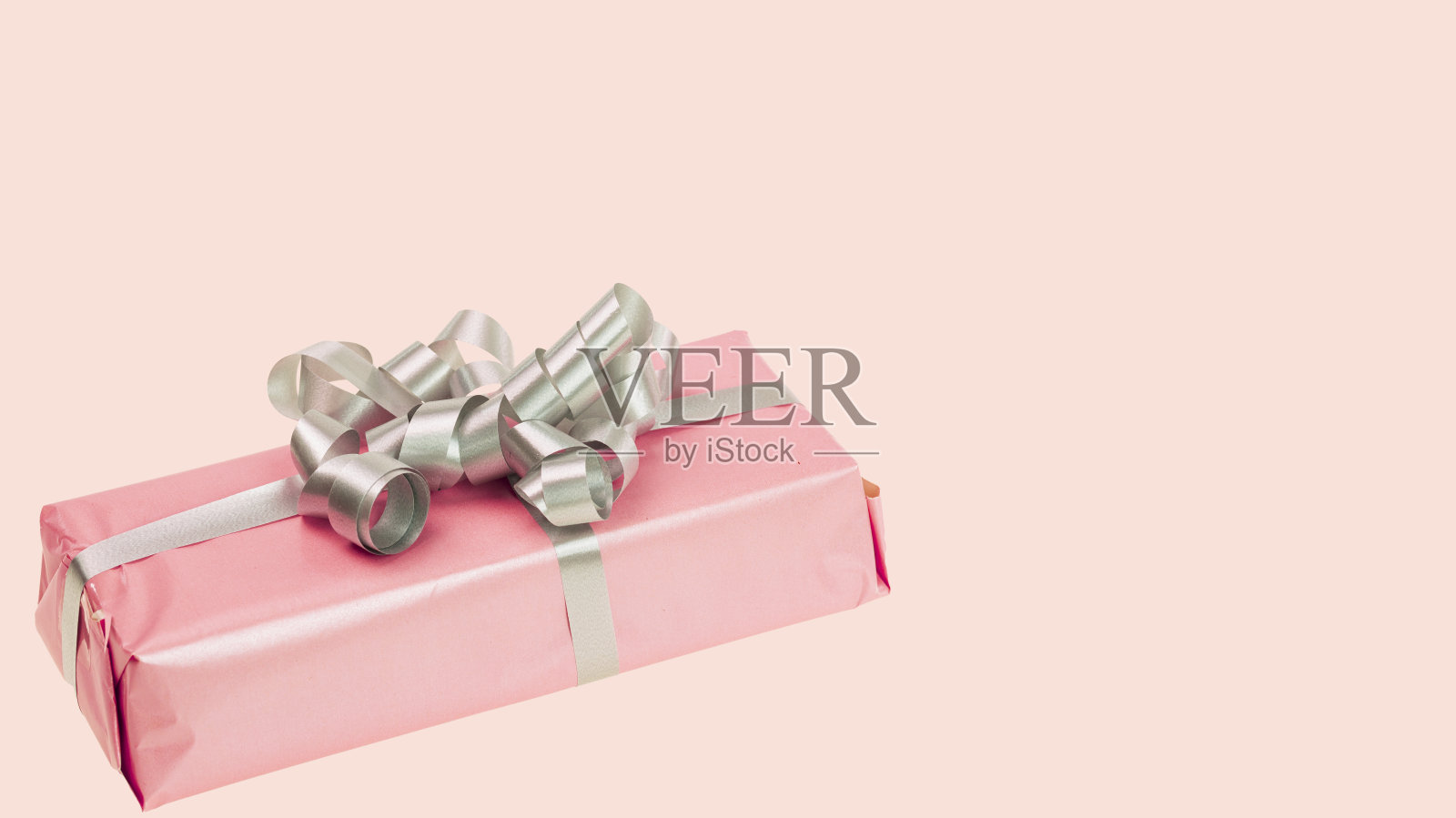 近距离查看粉红色的礼物盒孤立在粉红色的背景。假期的概念。照片摄影图片