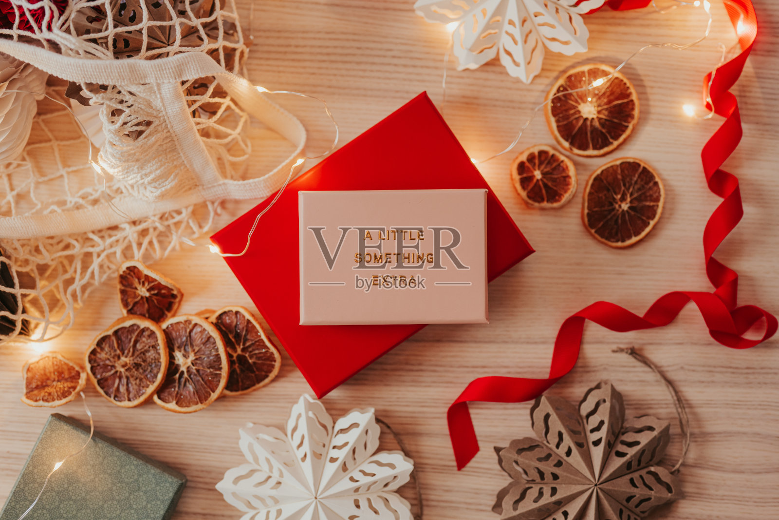 圣诞礼物与装饰品的室内摆拍照片摄影图片