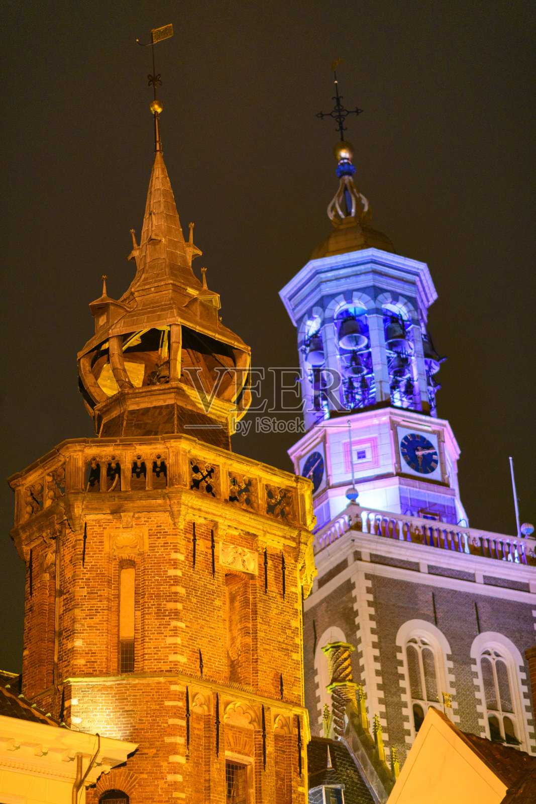 新塔和旧市政厅在晚上的坎彭照片摄影图片