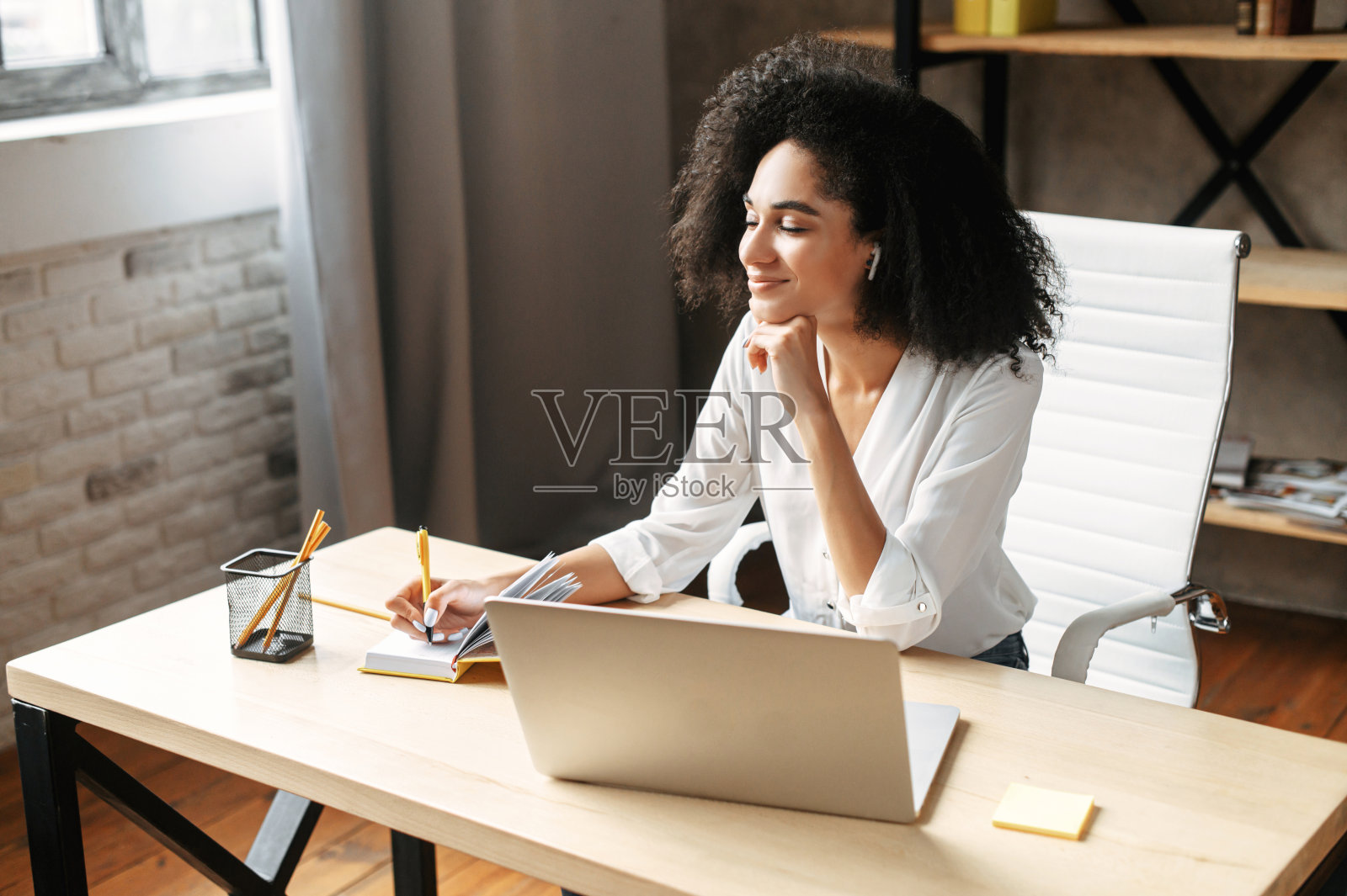 一个在现代办公室工作的非洲裔年轻女性照片摄影图片