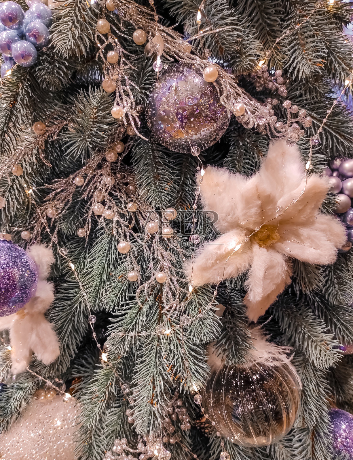 圣诞装饰用球，灯，毛皮花和葡萄照片摄影图片