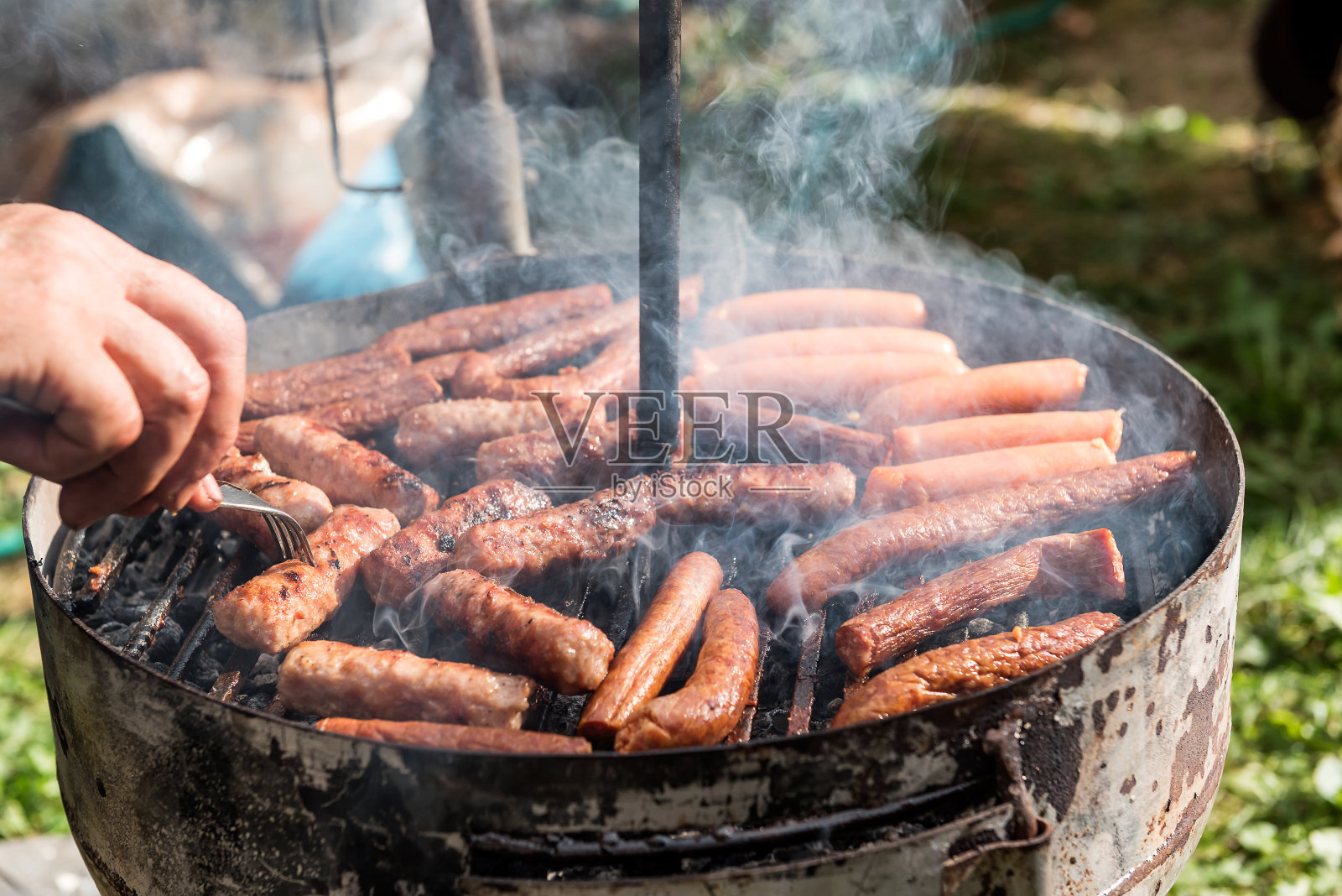水壶木炭烧烤烧烤烧烤在花园或后院照片摄影图片