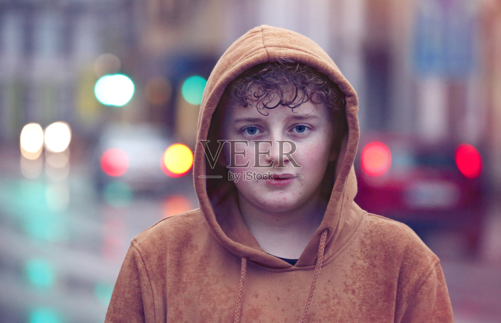 城市男孩照片摄影图片