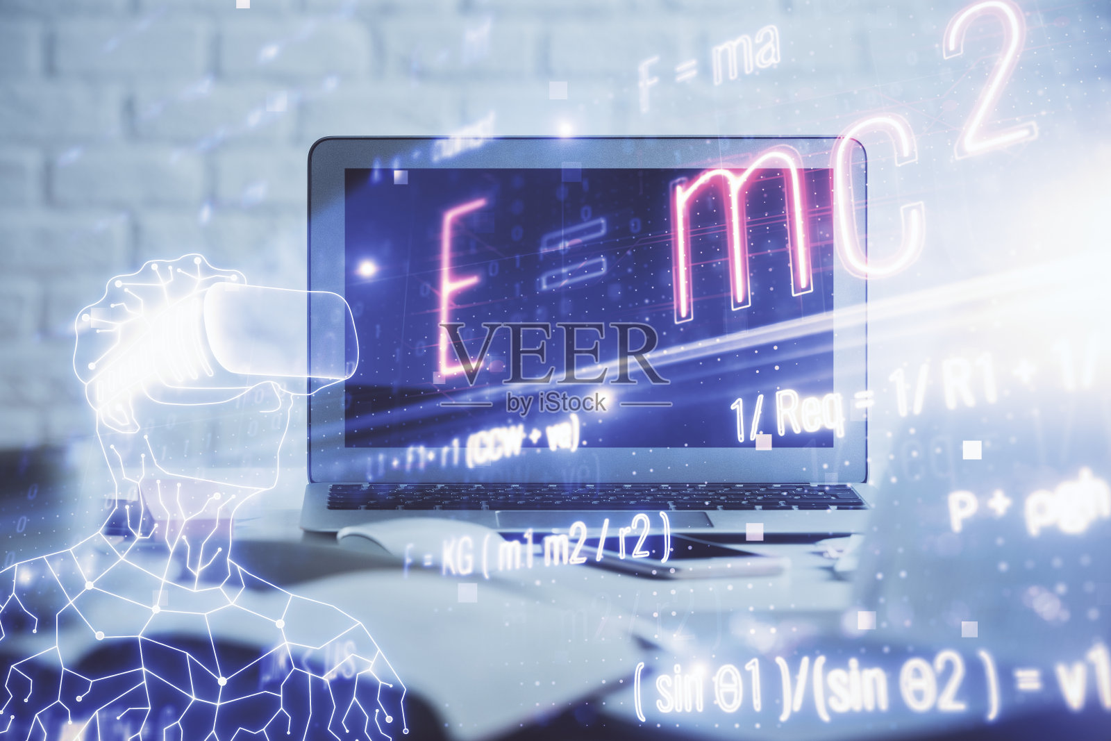台式电脑背景和公式全息书写。双重曝光。教育的概念。照片摄影图片