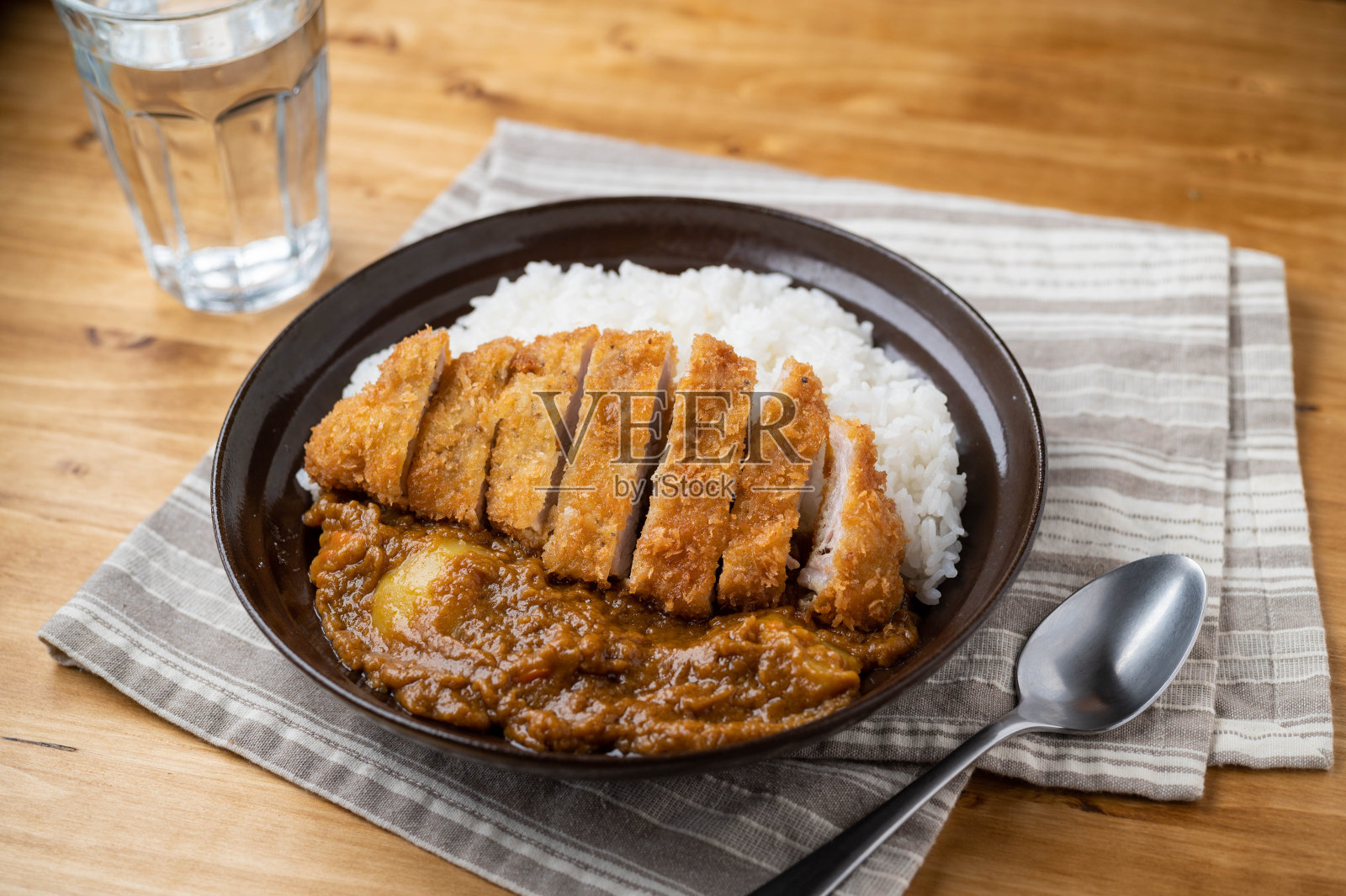 脆皮咖喱猪排木板照片摄影图片