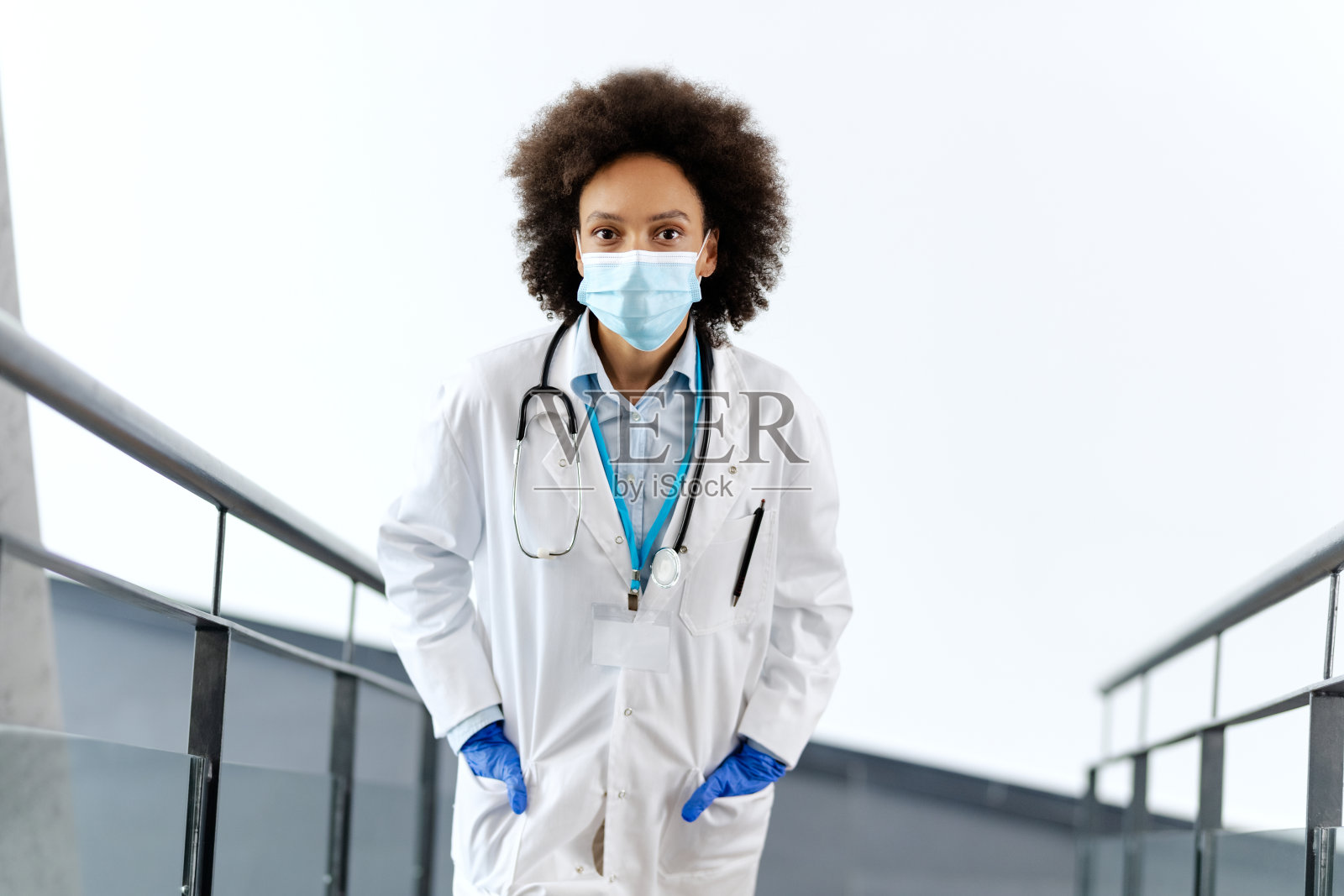 非裔美国医护人员在医疗诊所戴防护口罩和手套照片摄影图片