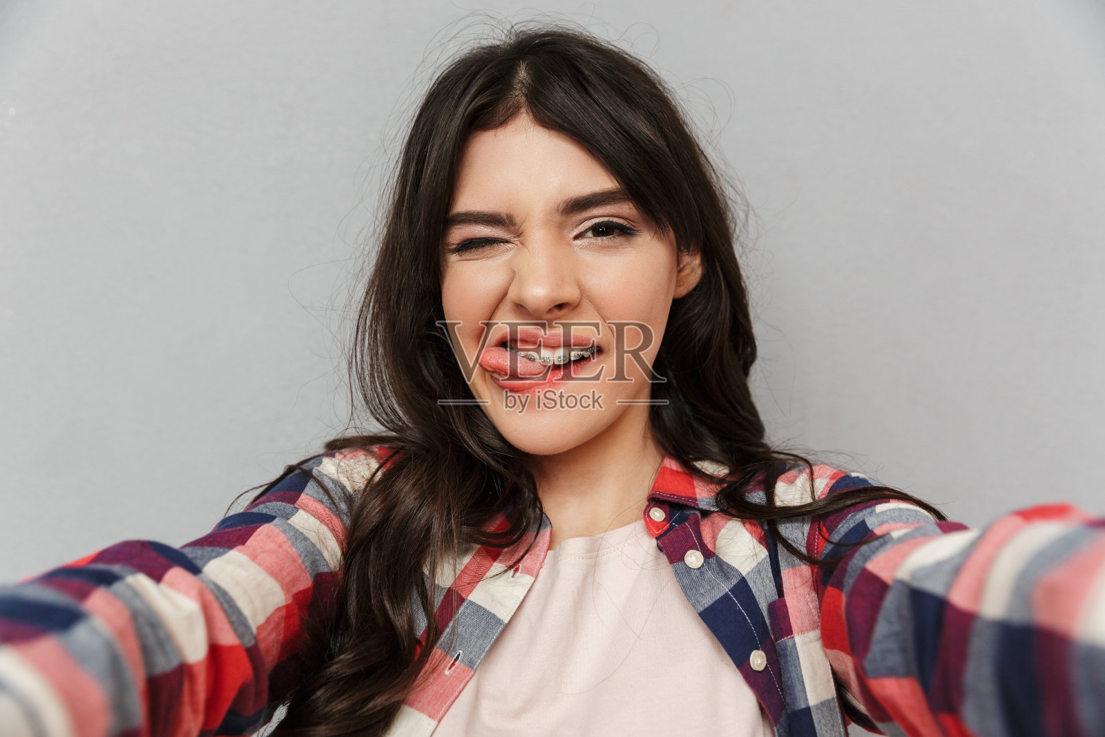 美丽的年轻女士让自拍看着相机。照片摄影图片