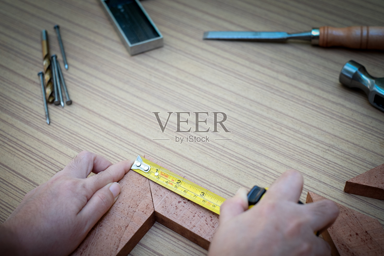 近距离观看一个女人的手测量木板与卷尺与一套工作的手工工具为木制照片摄影图片