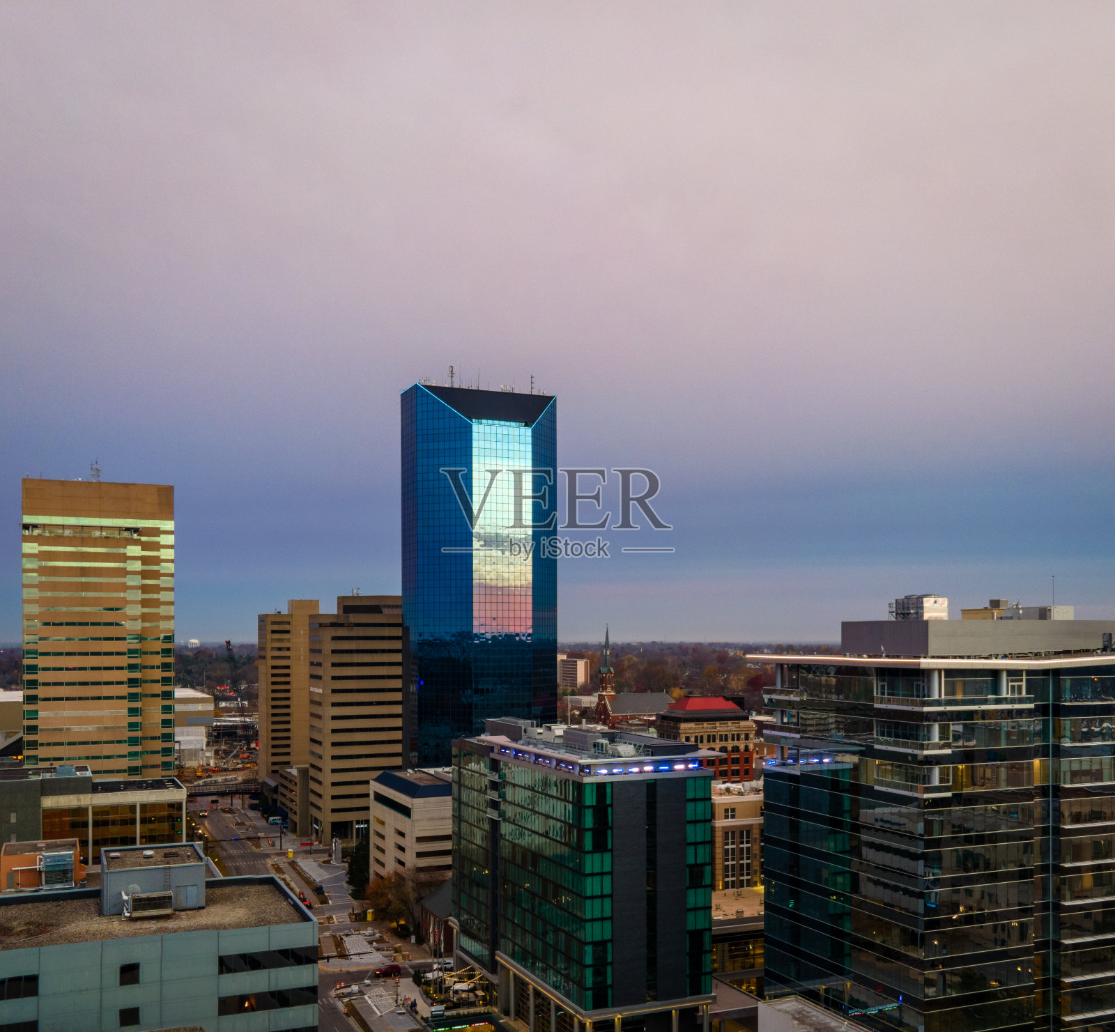 在肯塔基州莱克星顿市中心的清晨日出无人机拍摄。商务区的办公楼反射着晨光和湛蓝的天空照片摄影图片