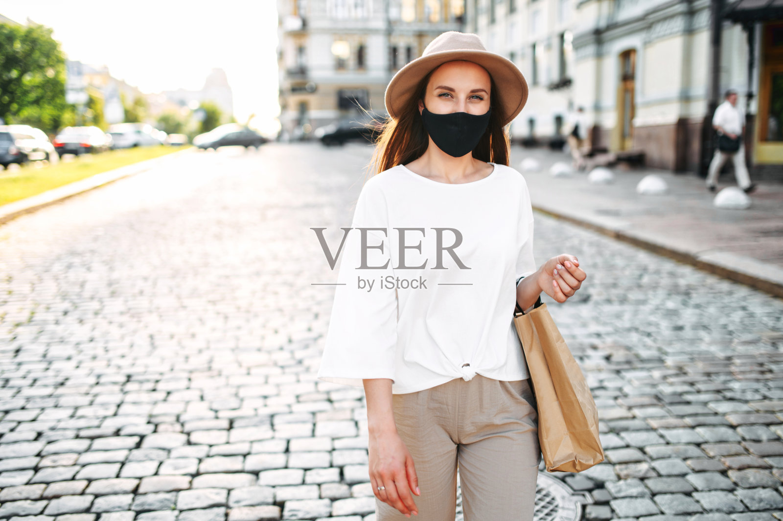 带着医用面具的漂亮女人在户外散步照片摄影图片