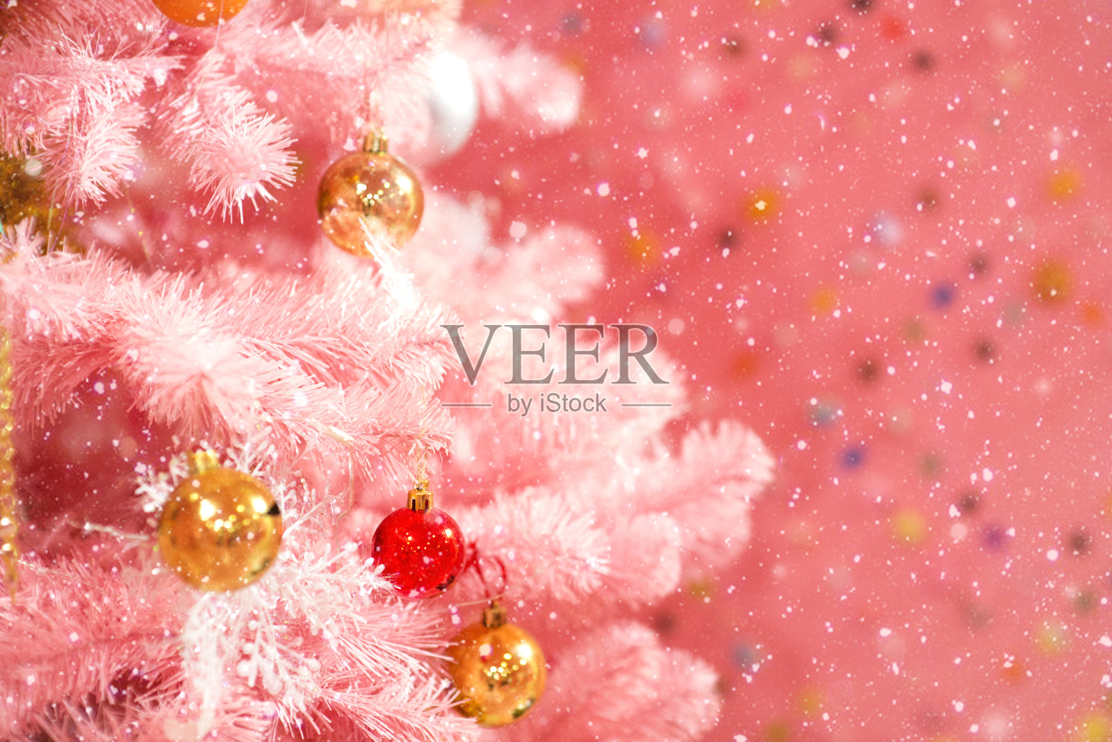 白色树枝上的圣诞球在模糊的粉红色背景与散焦照片摄影图片