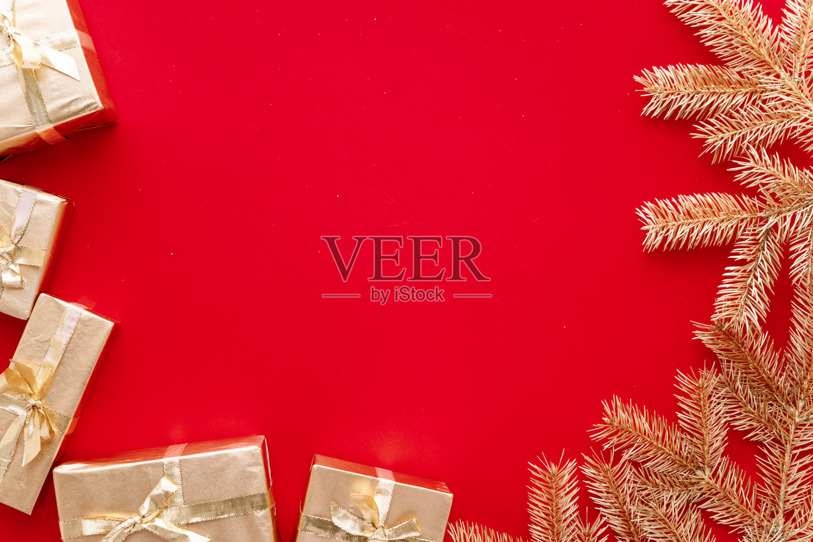 红色的圣诞或新年的背景，素朴的金色圣诞礼物和金杉枝，平铺，空白的问候文字。圣诞节的概念。照片摄影图片