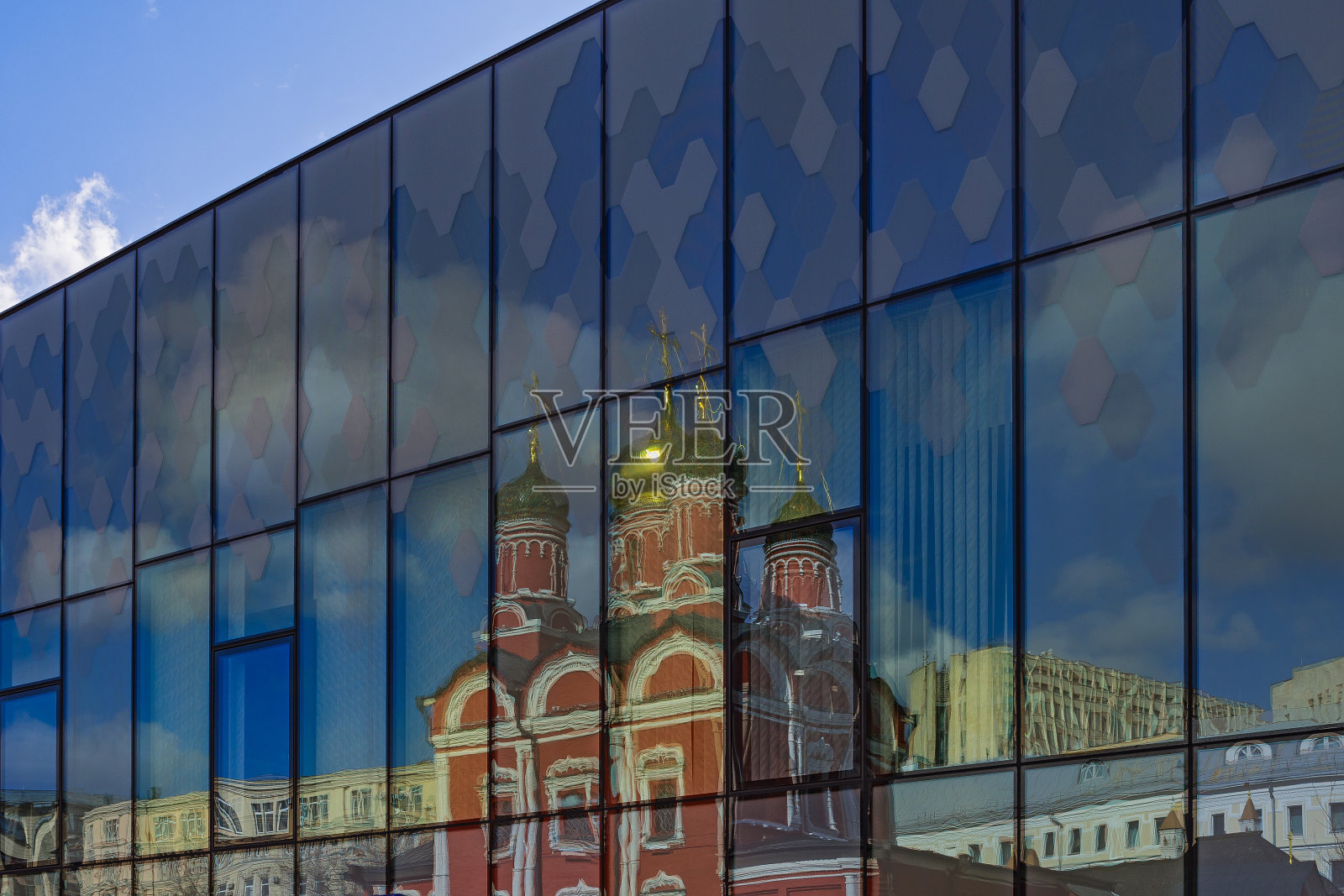 春天的早晨。在莫斯科历史中心克林姆林宫和红场附近的建筑的玻璃立面上反映出父系教堂的建筑群。照片摄影图片