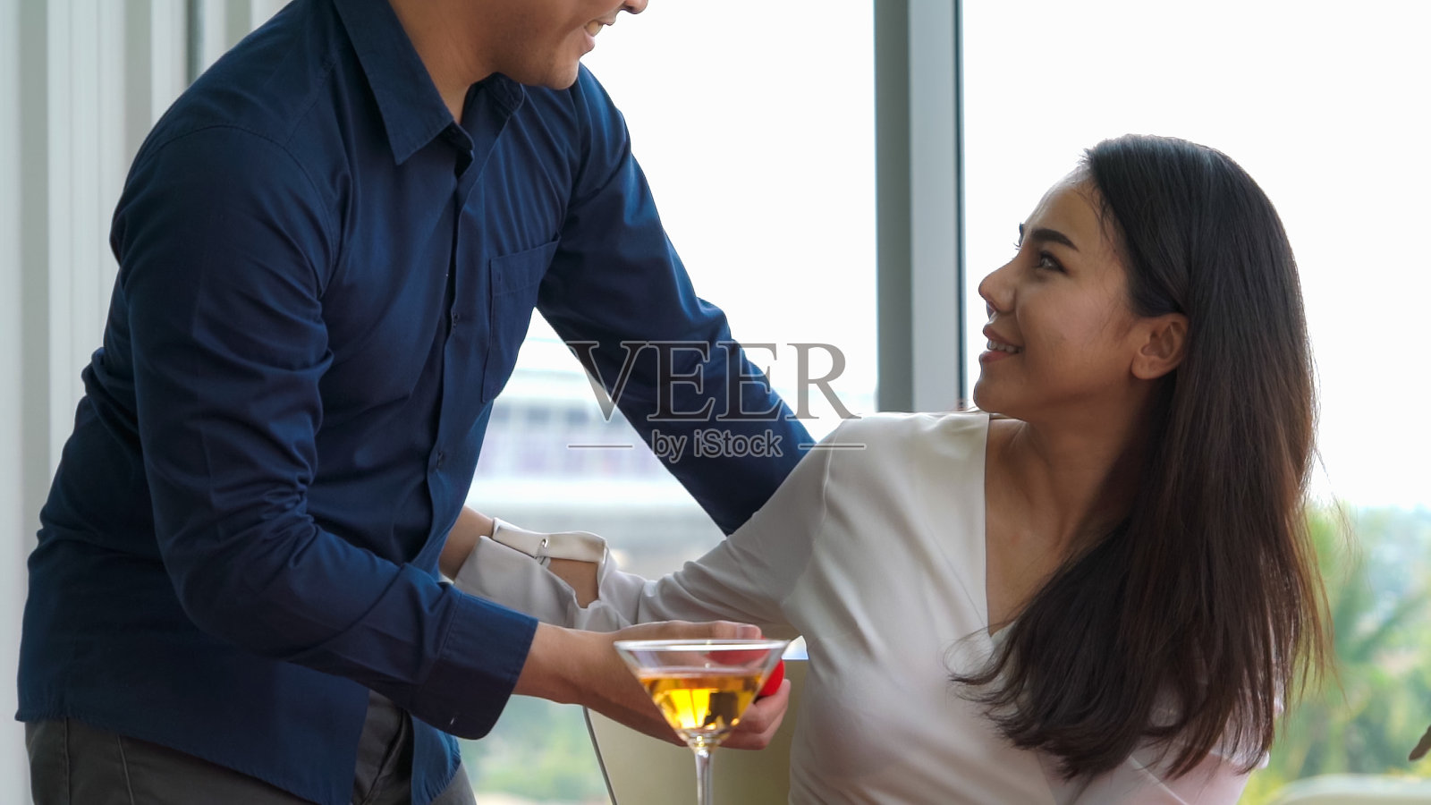 幸福浪漫的情侣在餐厅吃午餐照片摄影图片