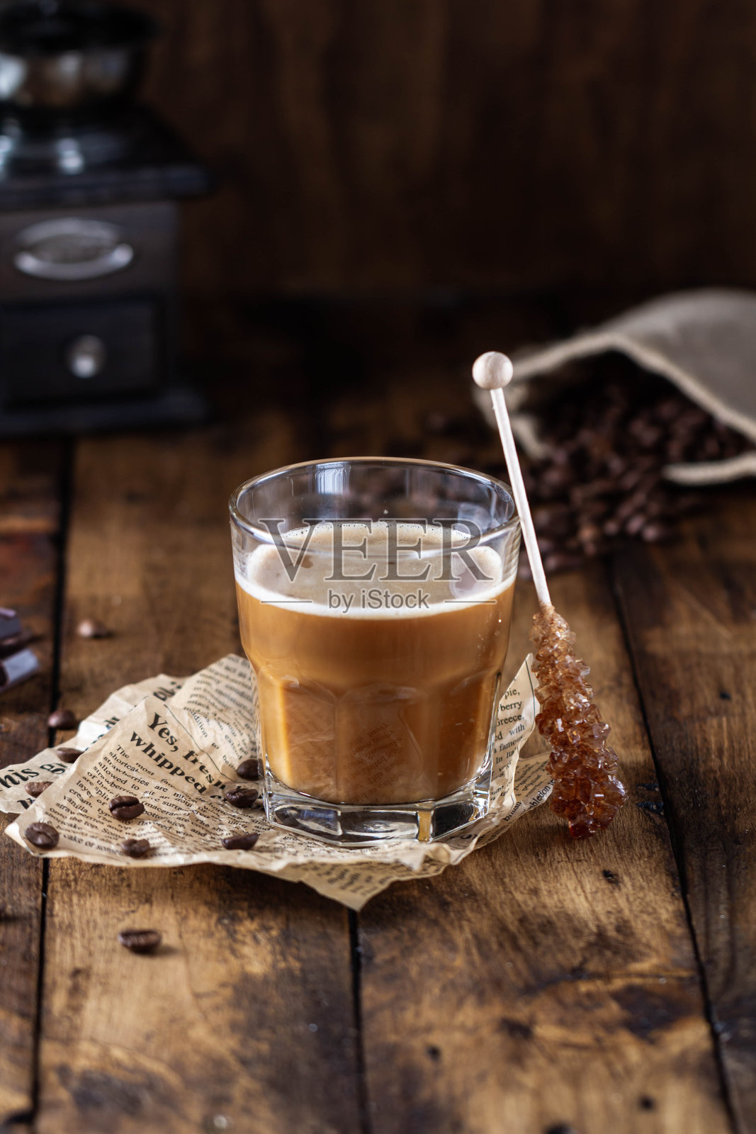 木桌上放着一杯加牛奶的热咖啡照片摄影图片