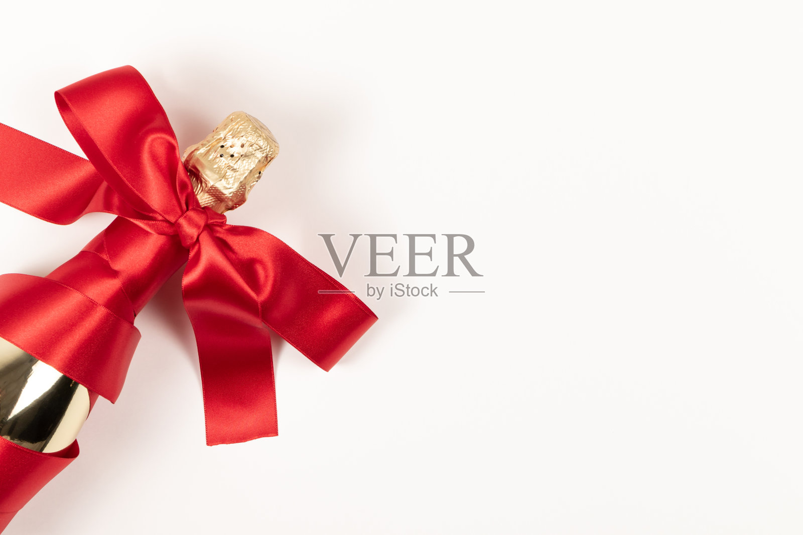 礼品瓶香槟酒金箔包裹红色丝带在白色的背景照片摄影图片