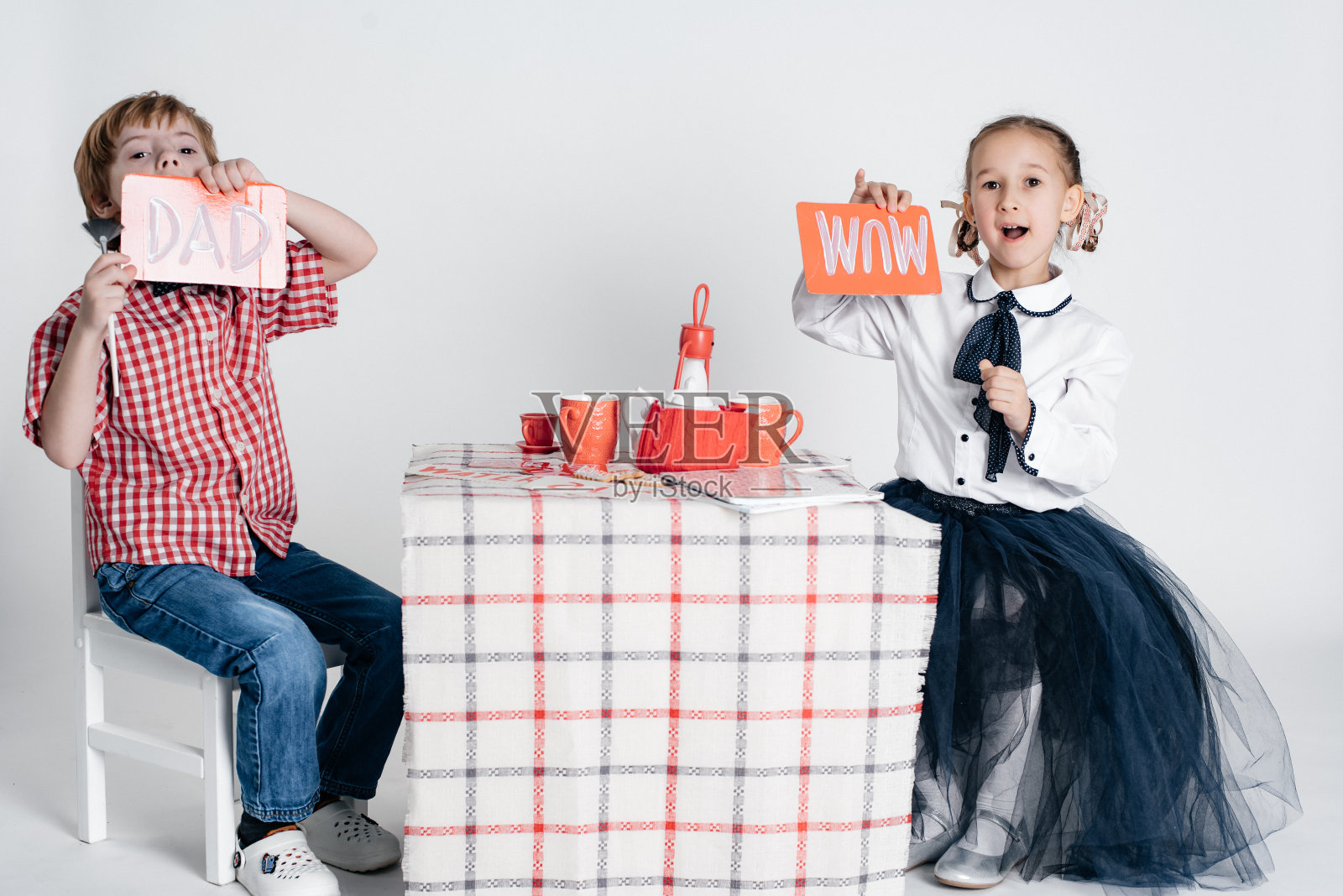 孩子学英语。照片摄影图片