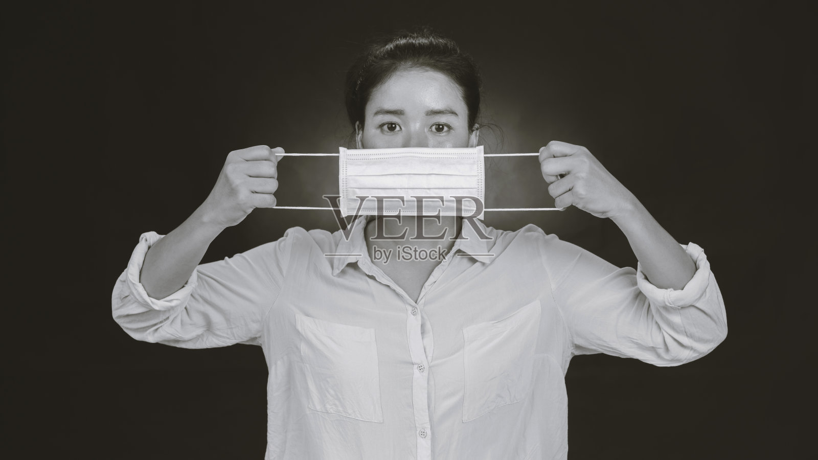 亚洲妇女戴着防冠状病毒防护口罩。预防流感的防毒医用口罩。医用外科口罩冠状病毒疾病。新型冠状病毒肺炎照片摄影图片