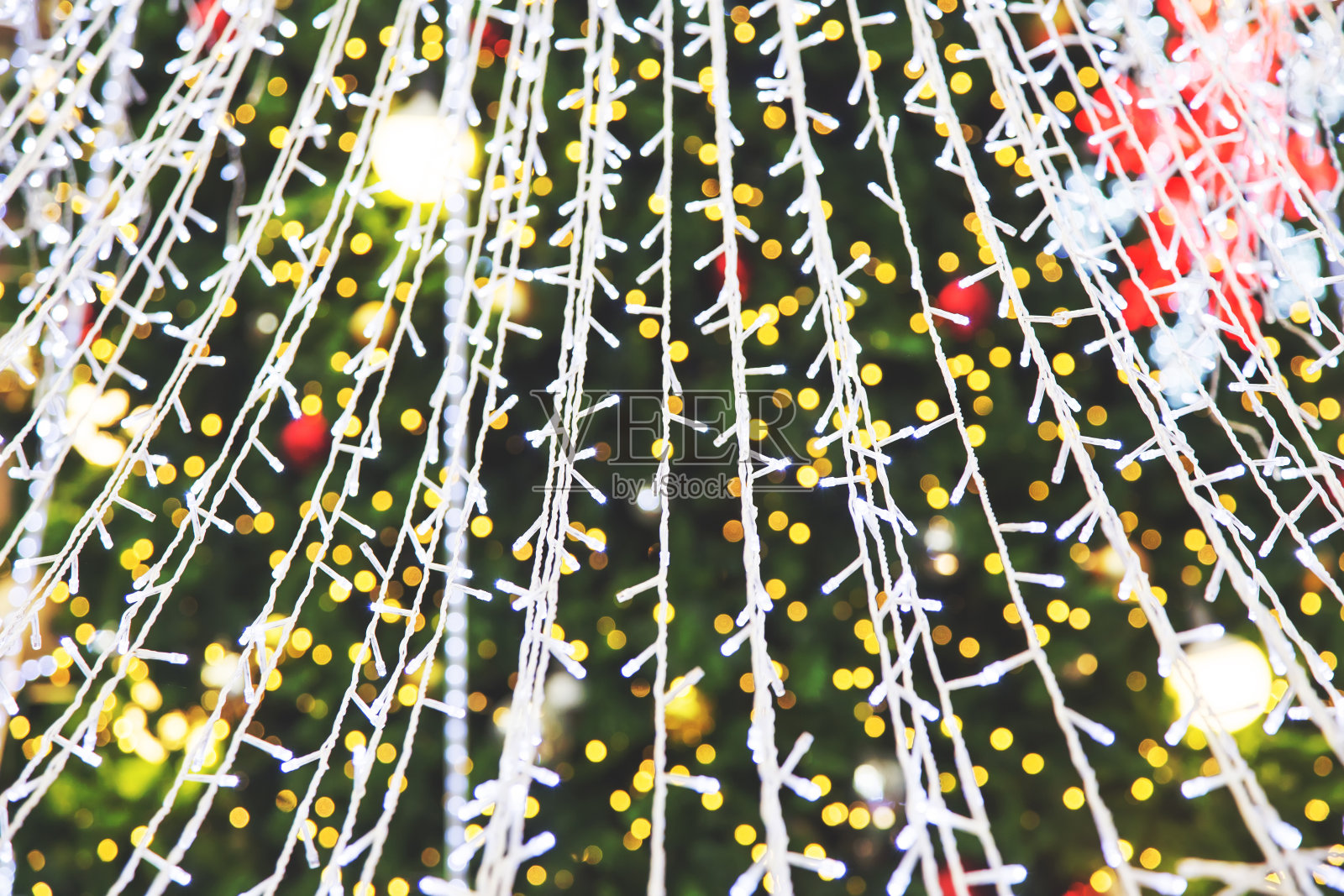 LED灯装饰圣诞树，庆祝圣诞节照片摄影图片