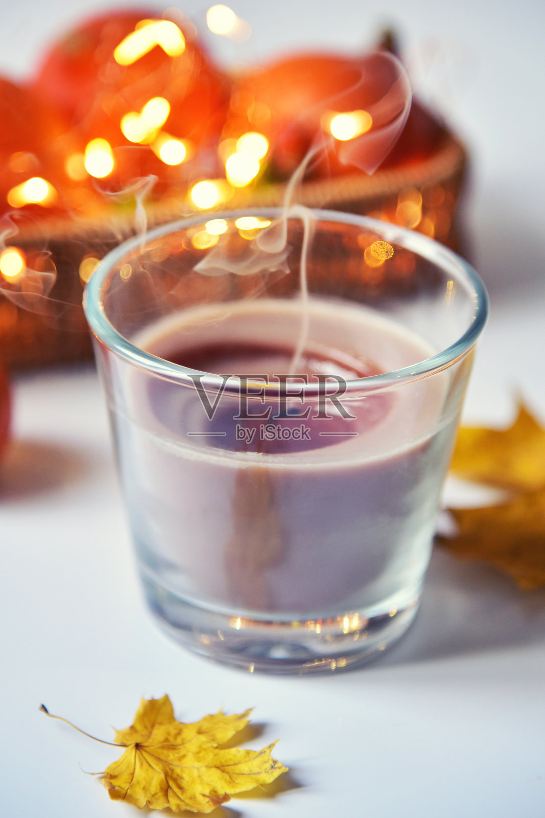 秋天的静物与蜡烛在浅灰色的背景。美学照片摄影图片