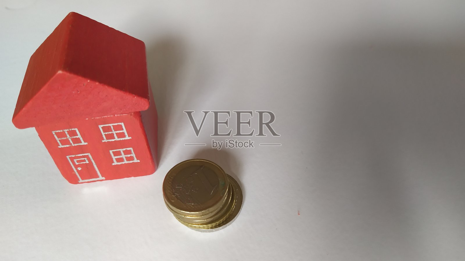 红房子和欧元硬币。照片摄影图片