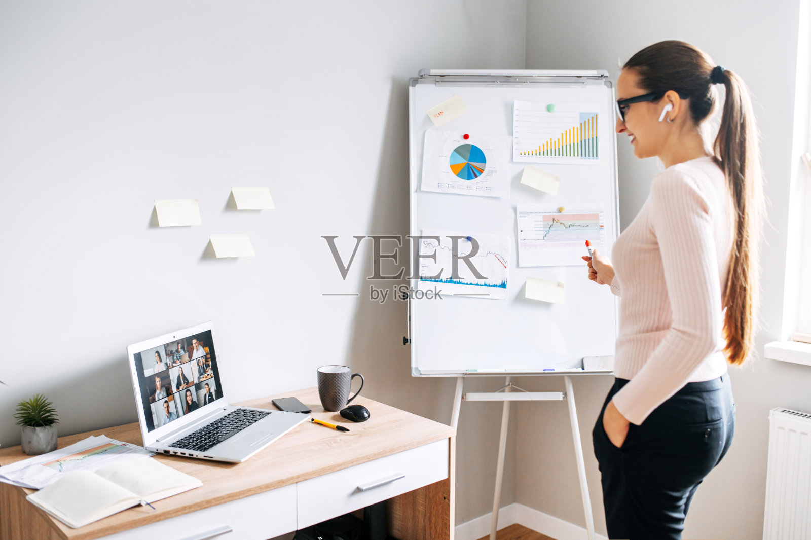 聪明的女人对网络观众讲话照片摄影图片