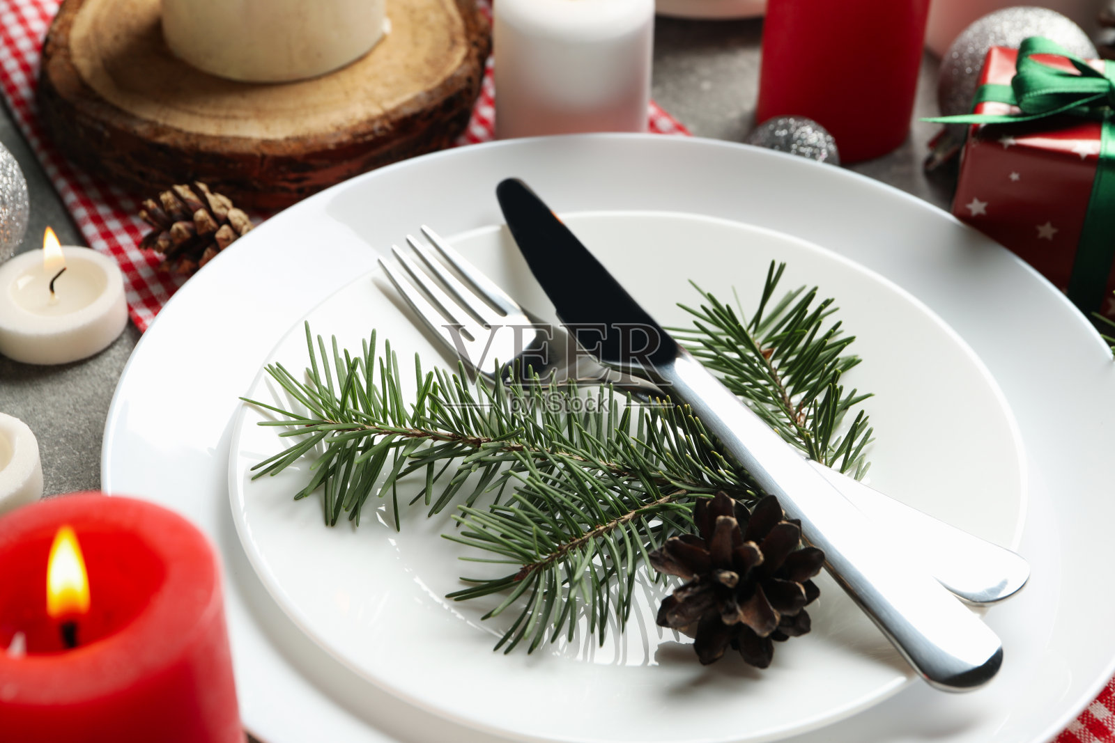 新年餐桌布置的概念是灰色的桌子上放蜡烛照片摄影图片