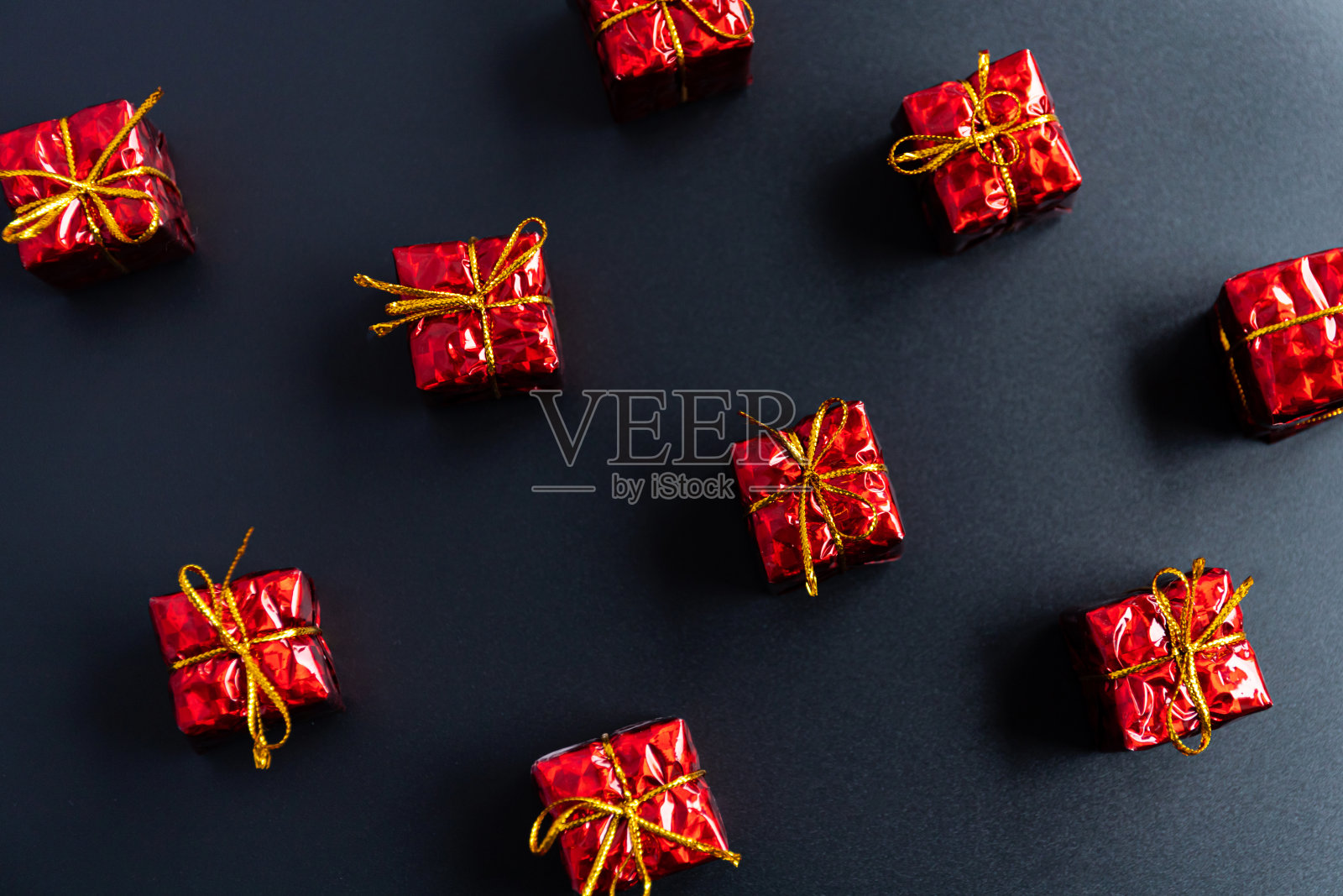 黑色背景上的圣诞装饰照片摄影图片