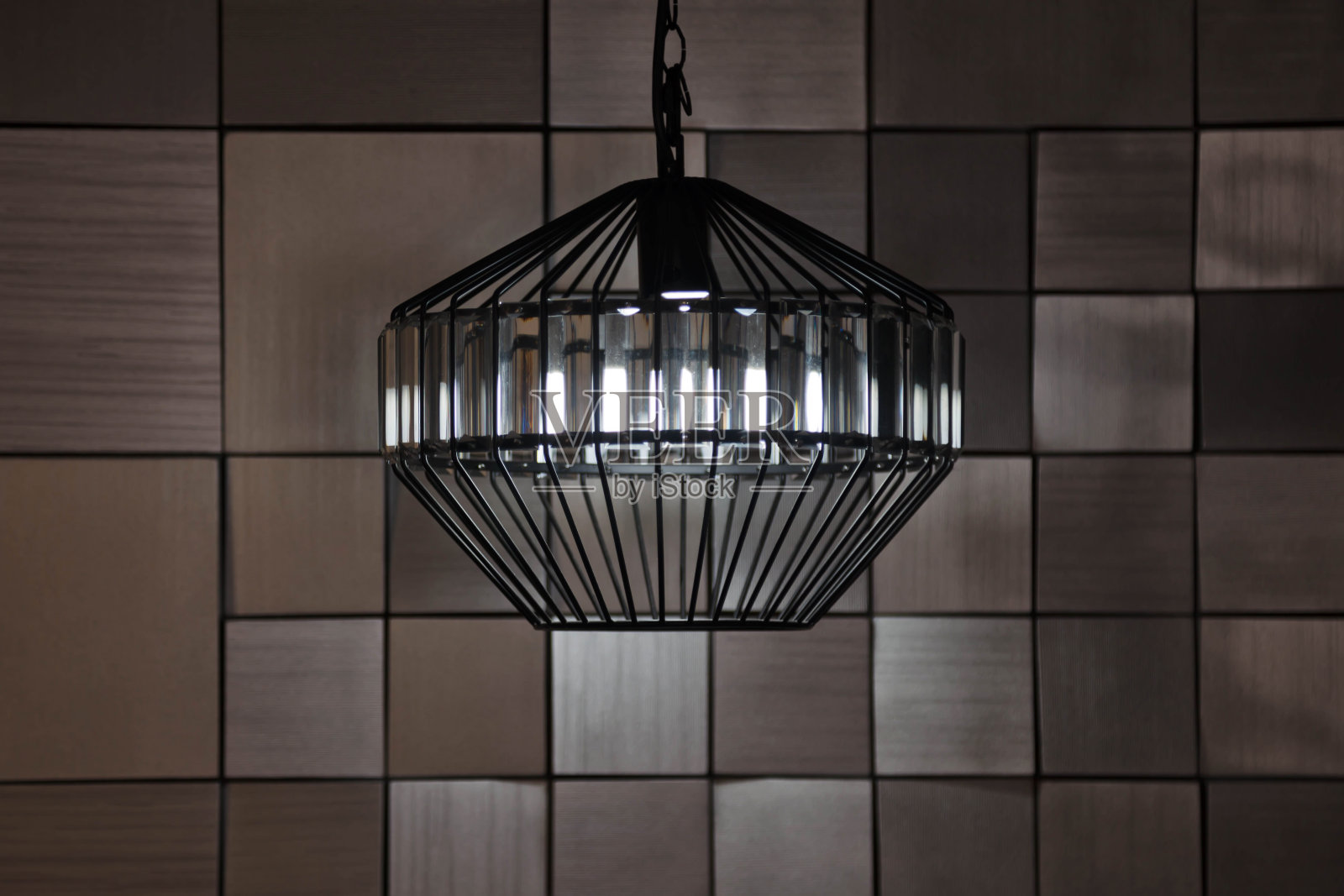未来的吊灯在豪华不寻常的木墙背景照片摄影图片