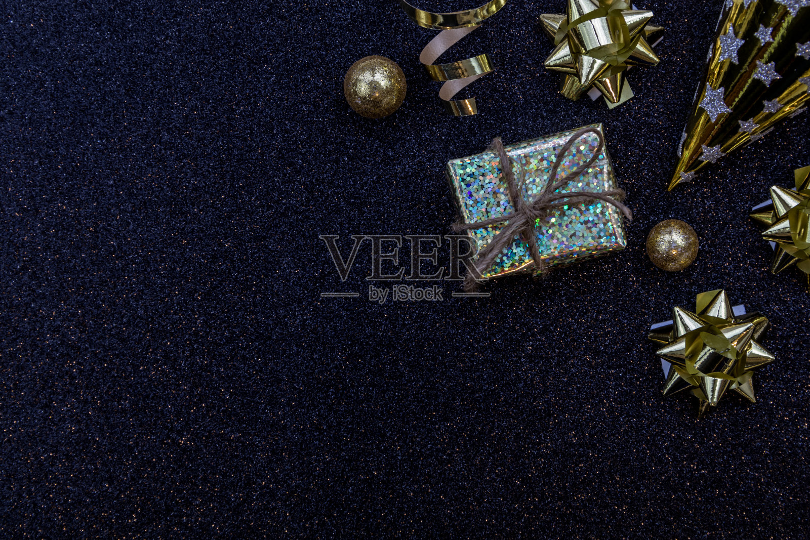 节日黄金装饰黑色背景闪闪发光的圣诞节，节日，新年，生日，周年纪念，庆祝背景在大理石平铺金叶平铺照片摄影图片