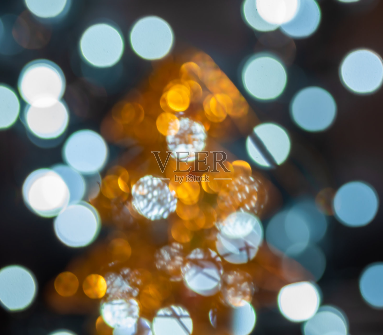 圣诞背景-金色玩具冷杉树和散焦。照片摄影图片