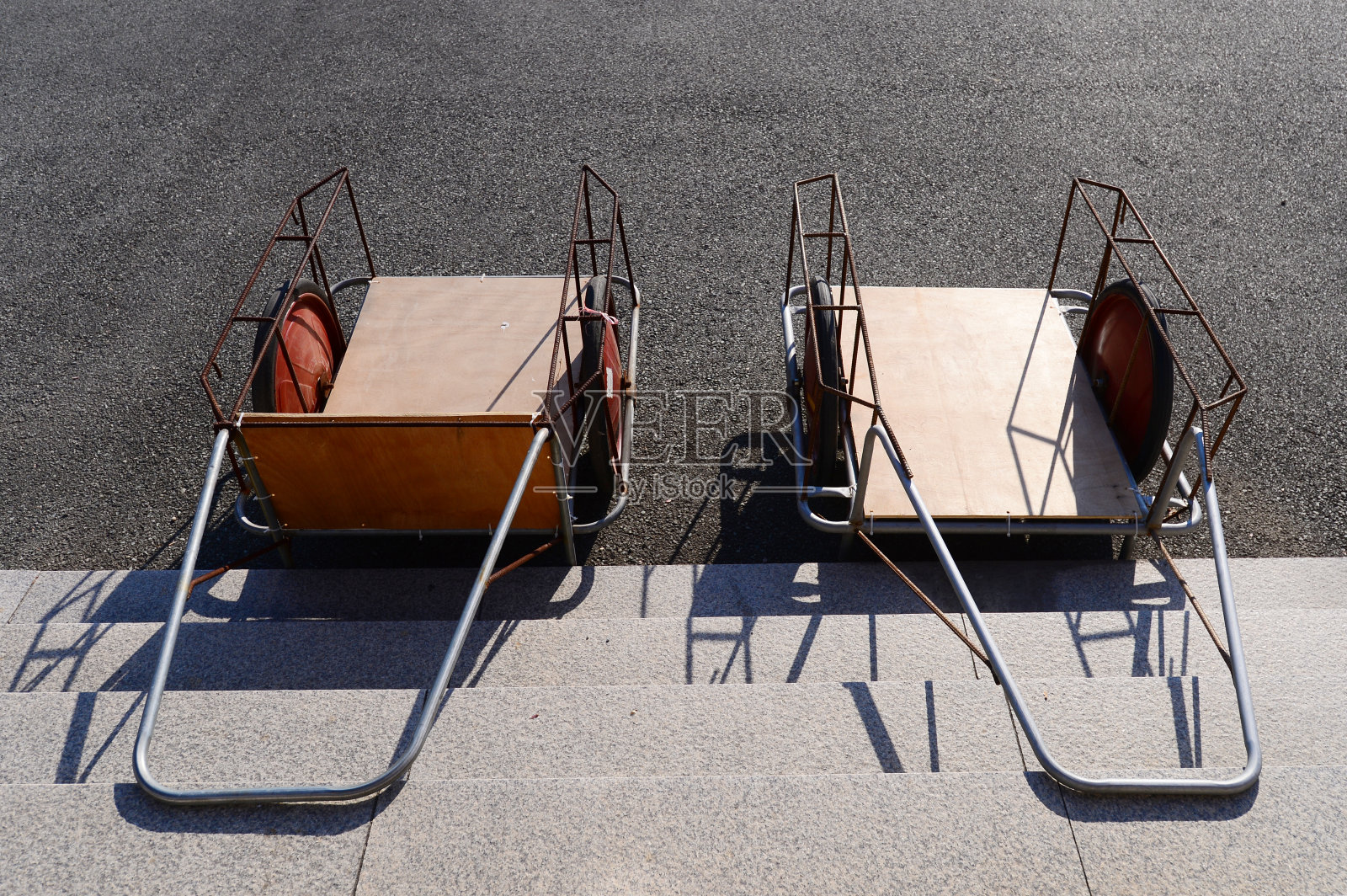 楼梯上有两辆手推车。照片摄影图片