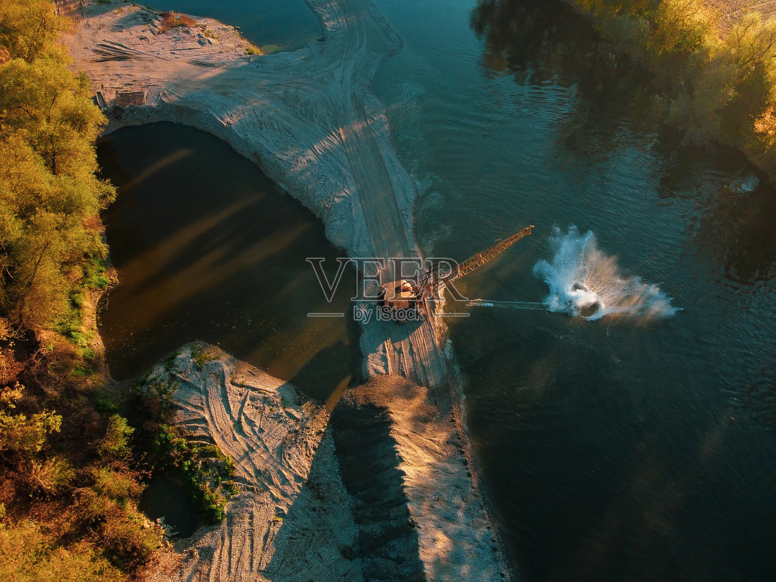 挖掘机拉沙照片摄影图片