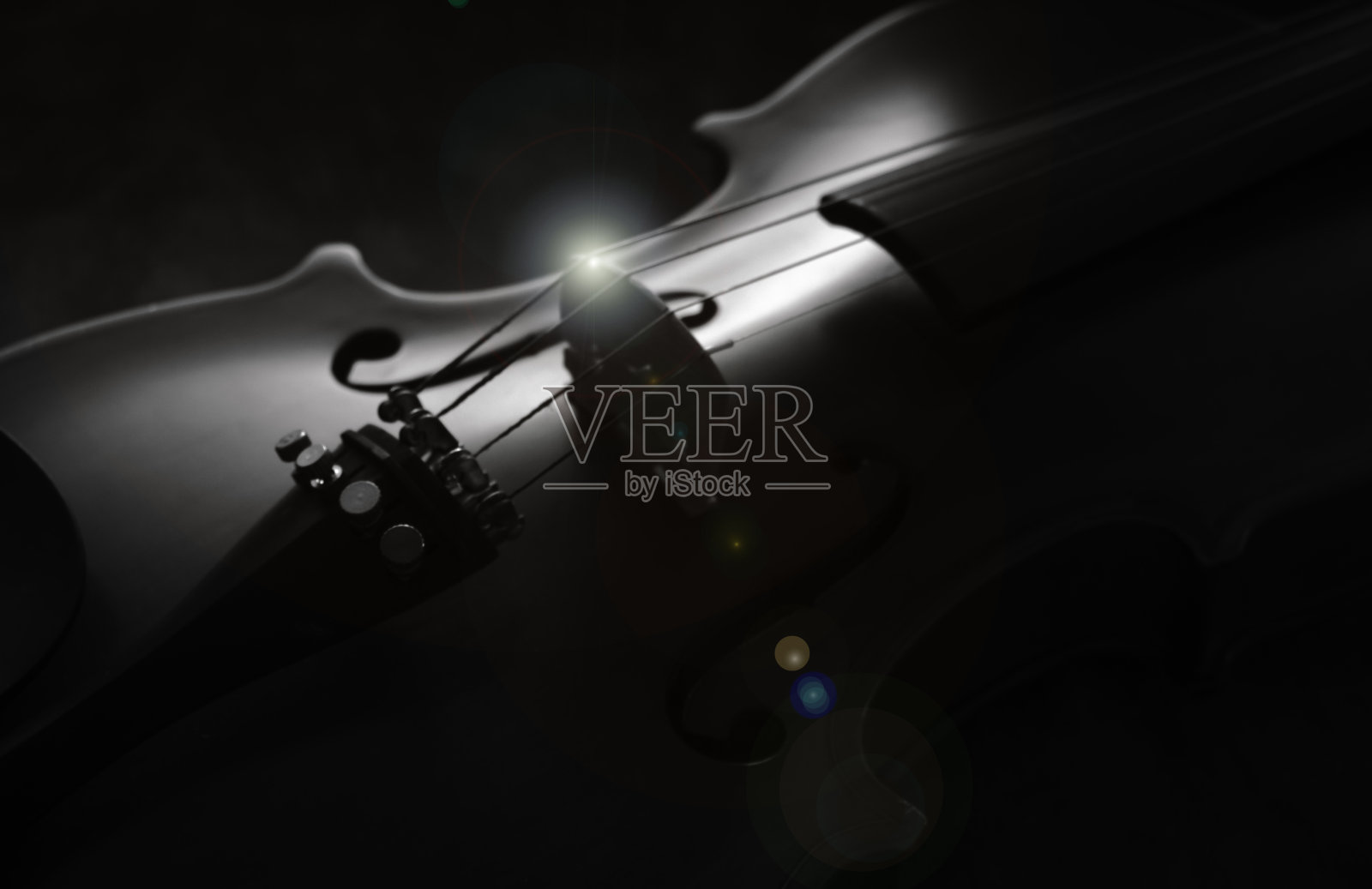 模糊的小提琴正面，黑白音色，照片摄影图片