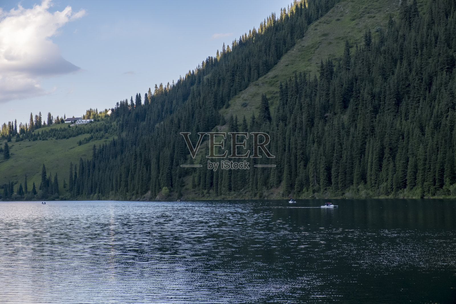 美丽的风景，以山为背景的Kolsai或Saty湖。暑假的概念。照片摄影图片