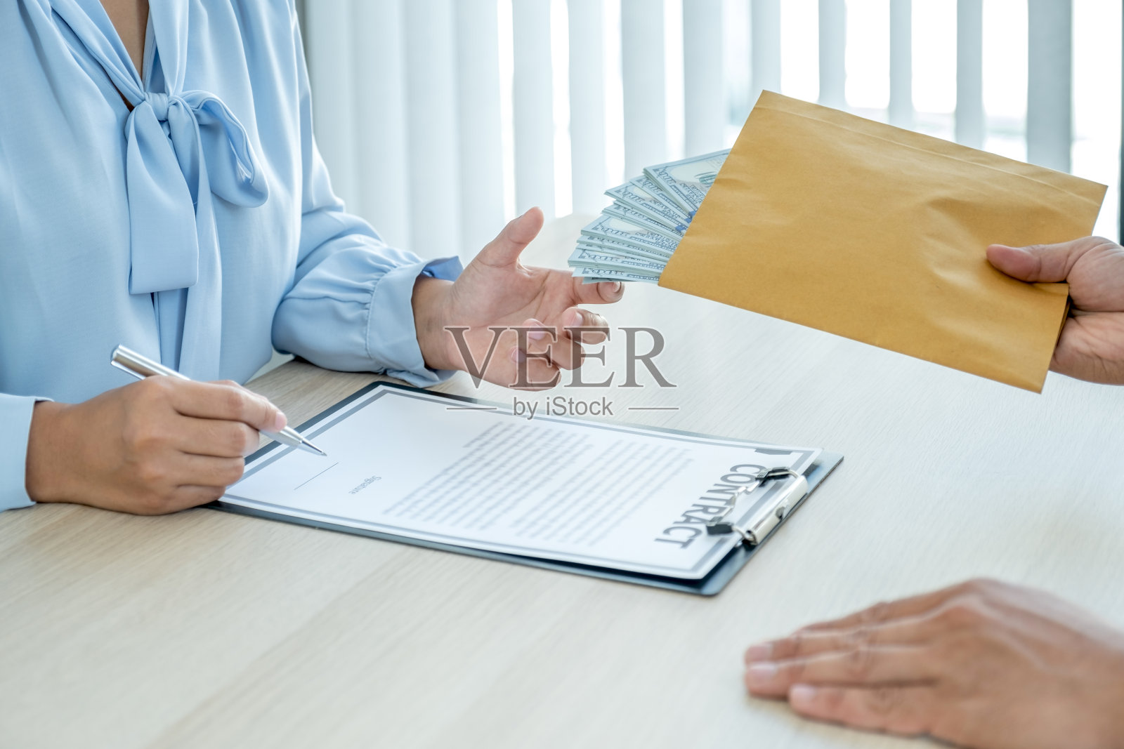 官员收受商人贿赂的概念与反贿赂照片摄影图片