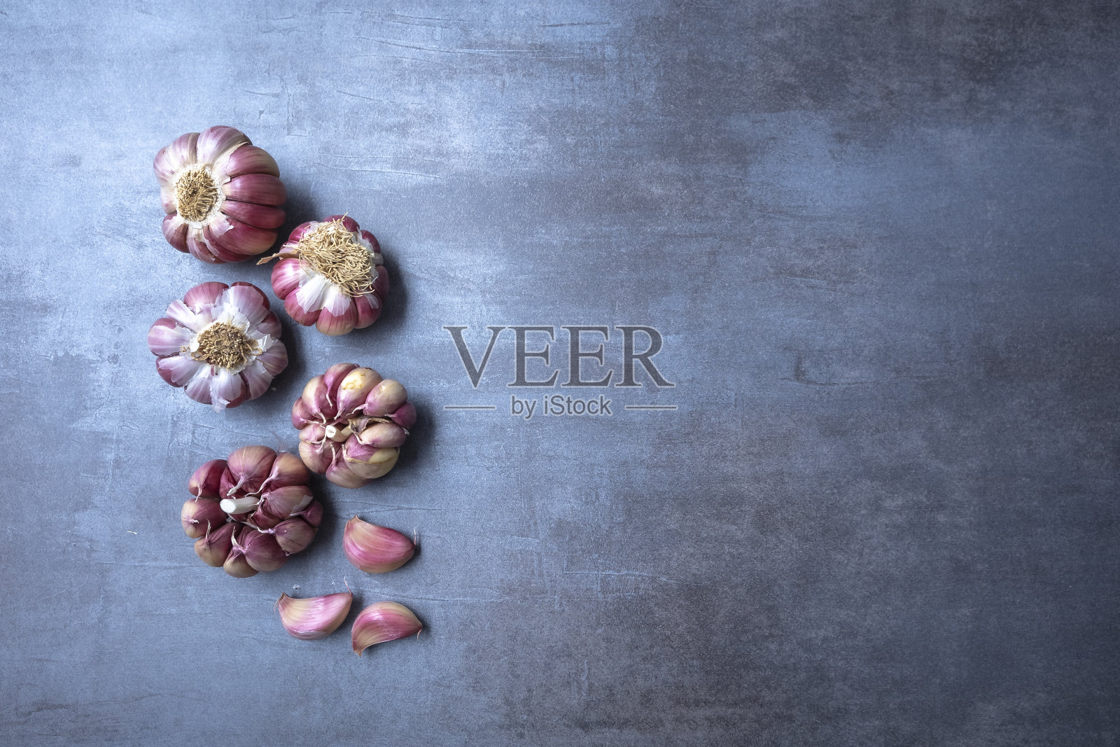 大蒜在灰色的石头，从上面看，免费空间的版本。照片摄影图片