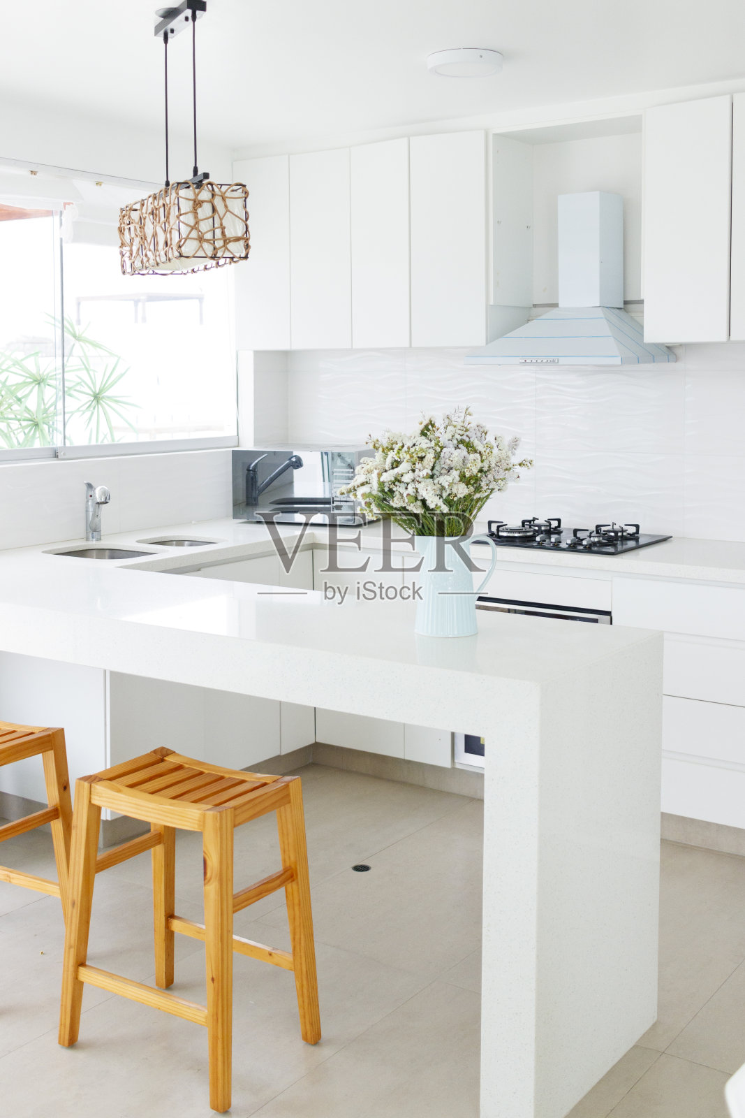 可爱的插花在家庭厨房照片摄影图片