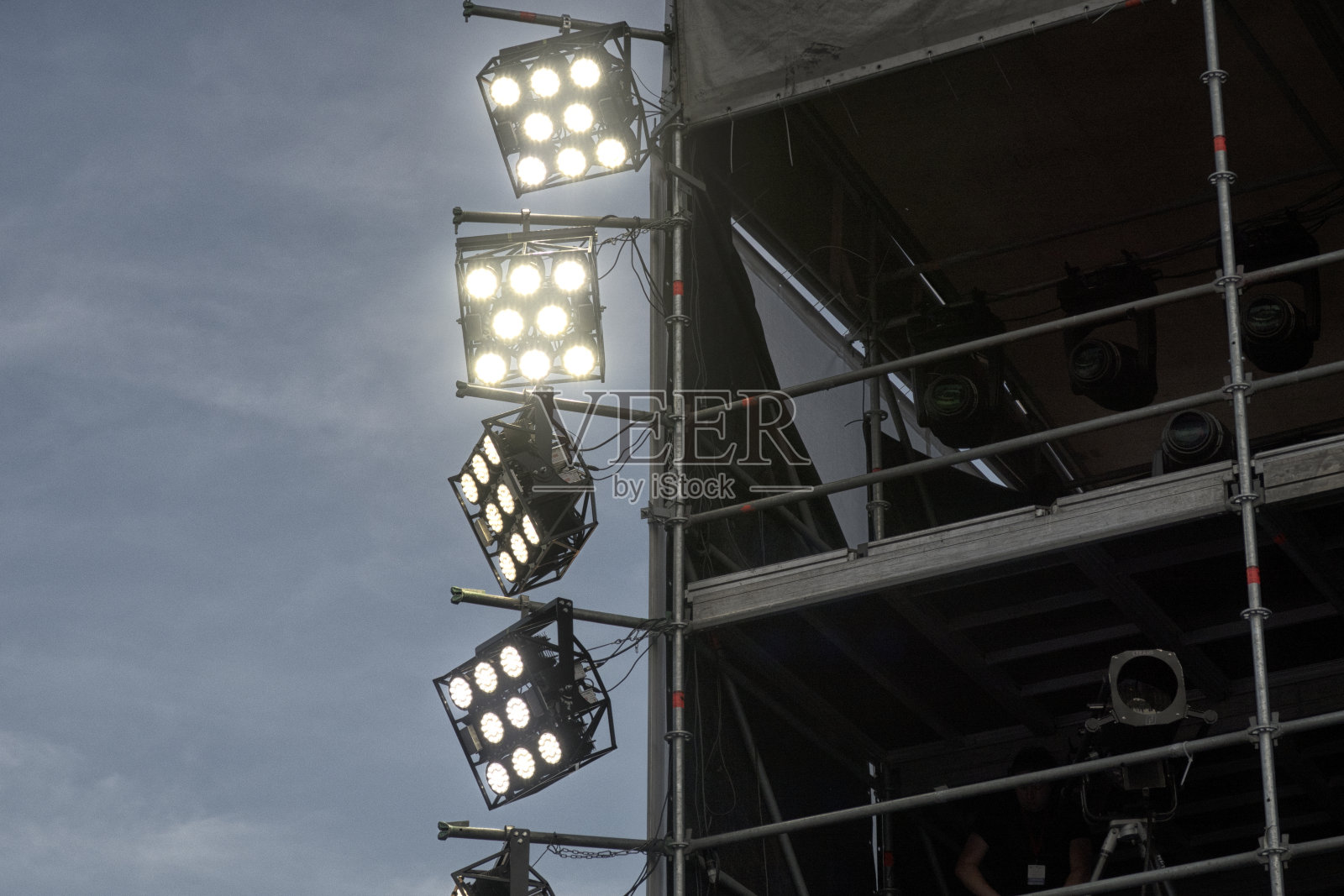 电影行业。音乐会拍摄期间使用的照明设备。照片摄影图片