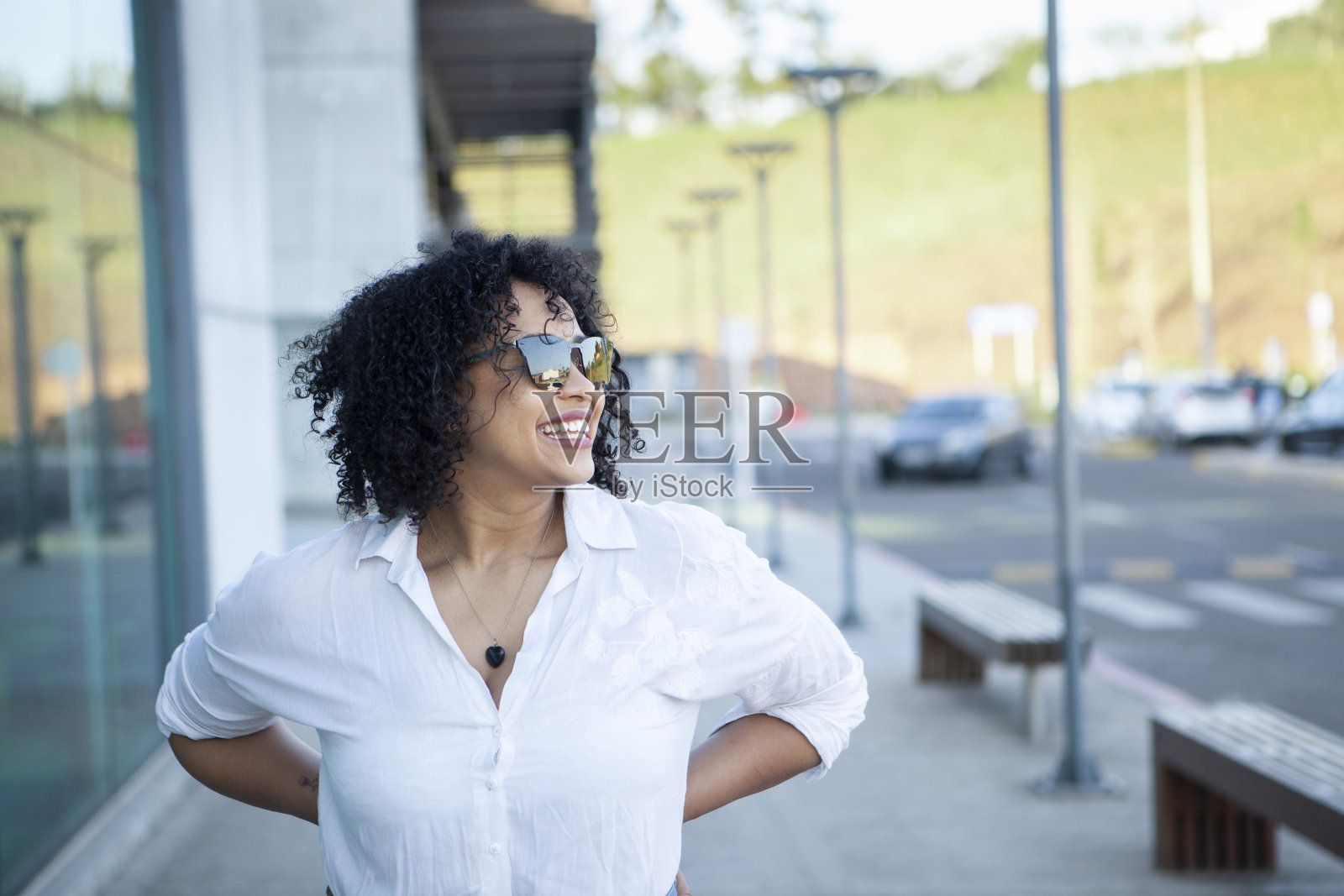 在街上微笑的黑人妇女照片摄影图片